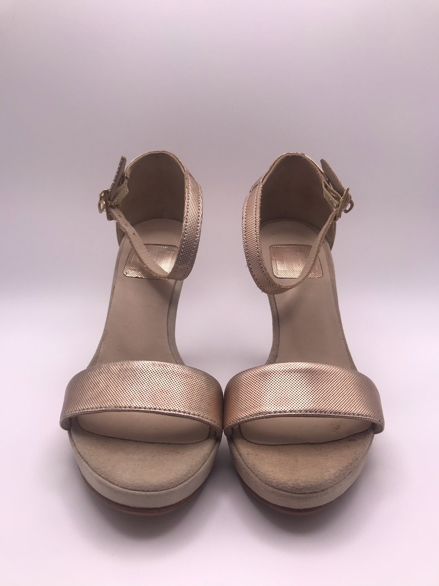 Sandália de Salto Alto Macadi com Pulseira no Tornozelo; Formato Clássico em Tom Nude Rosé Metalizado; Calçado Feminino Elegante para Festas e Eventos
