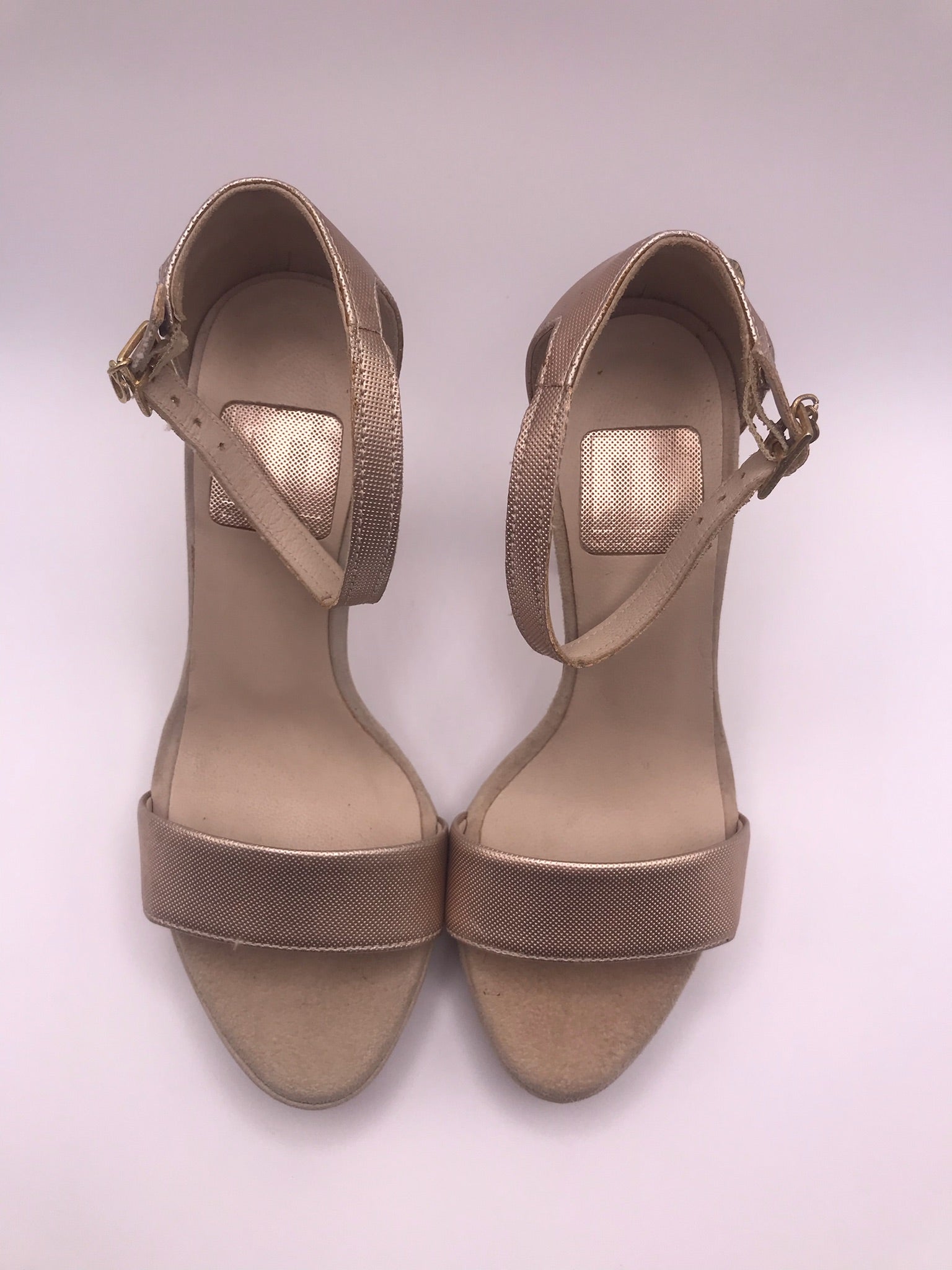 Sandália de Salto Alto Macadi com Pulseira no Tornozelo; Formato Clássico em Tom Nude Rosé Metalizado; Calçado Feminino Elegante para Festas e Eventos