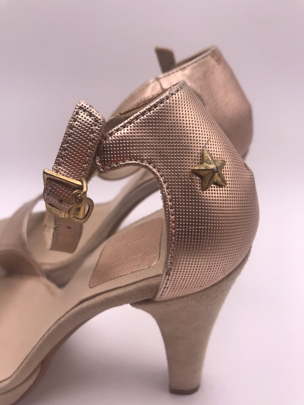 Sandália de Salto Alto Macadi com Pulseira no Tornozelo; Formato Clássico em Tom Nude Rosé Metalizado; Calçado Feminino Elegante para Festas e Eventos