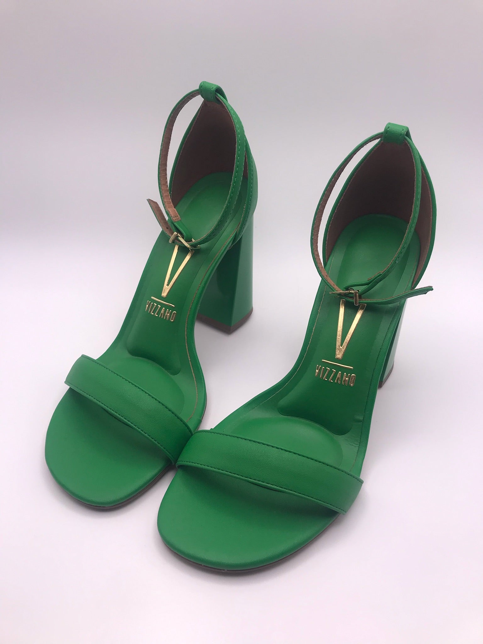 Sandália Vizzano Salto Bloco Alto; Calçado Feminino Verde Bandeira; Sapato Gisele com Tira no Tornozelo e Palmilha Confortável