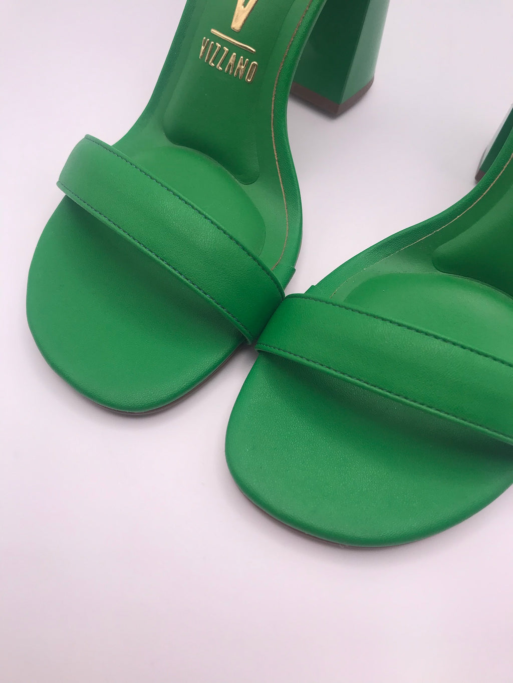 Sandália Vizzano Salto Bloco Alto; Calçado Feminino Verde Bandeira; Sapato Gisele com Tira no Tornozelo e Palmilha Confortável