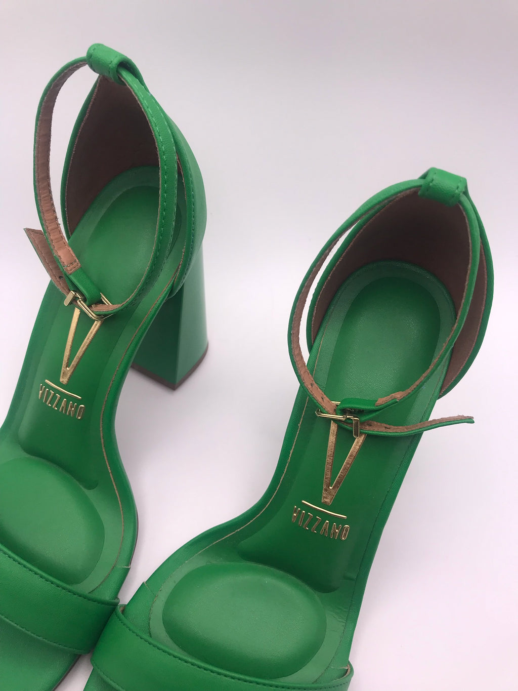 Sandália Vizzano Salto Bloco Alto; Calçado Feminino Verde Bandeira; Sapato Gisele com Tira no Tornozelo e Palmilha Confortável