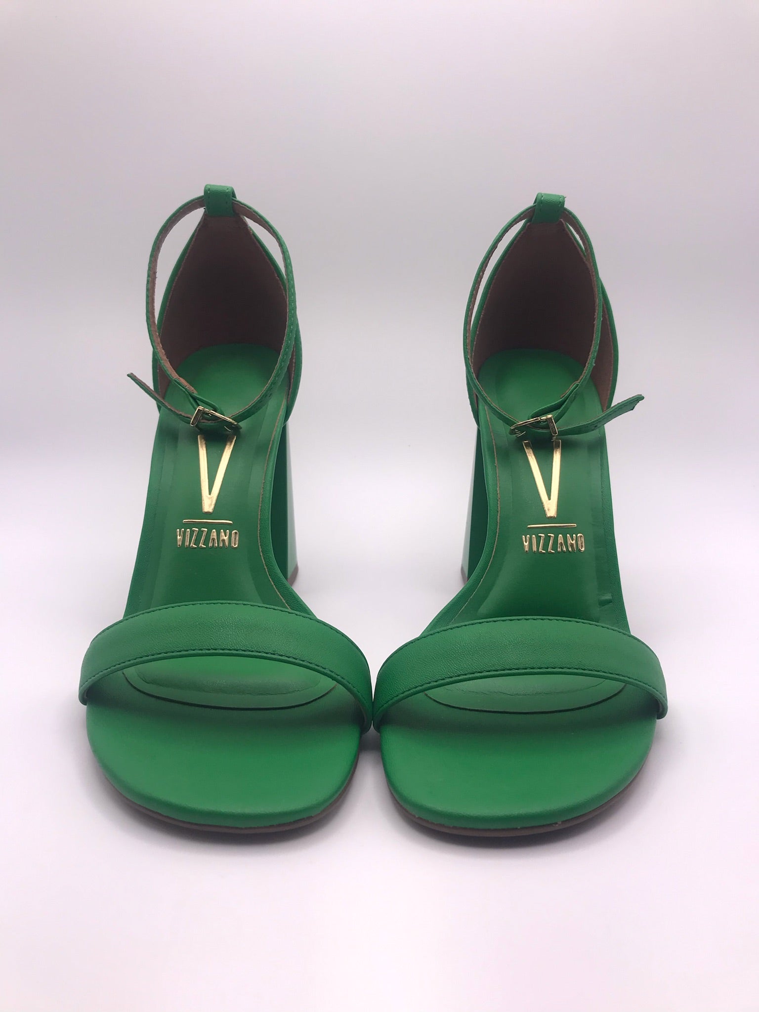 Sandália Vizzano Salto Bloco Alto; Calçado Feminino Verde Bandeira; Sapato Gisele com Tira no Tornozelo e Palmilha Confortável