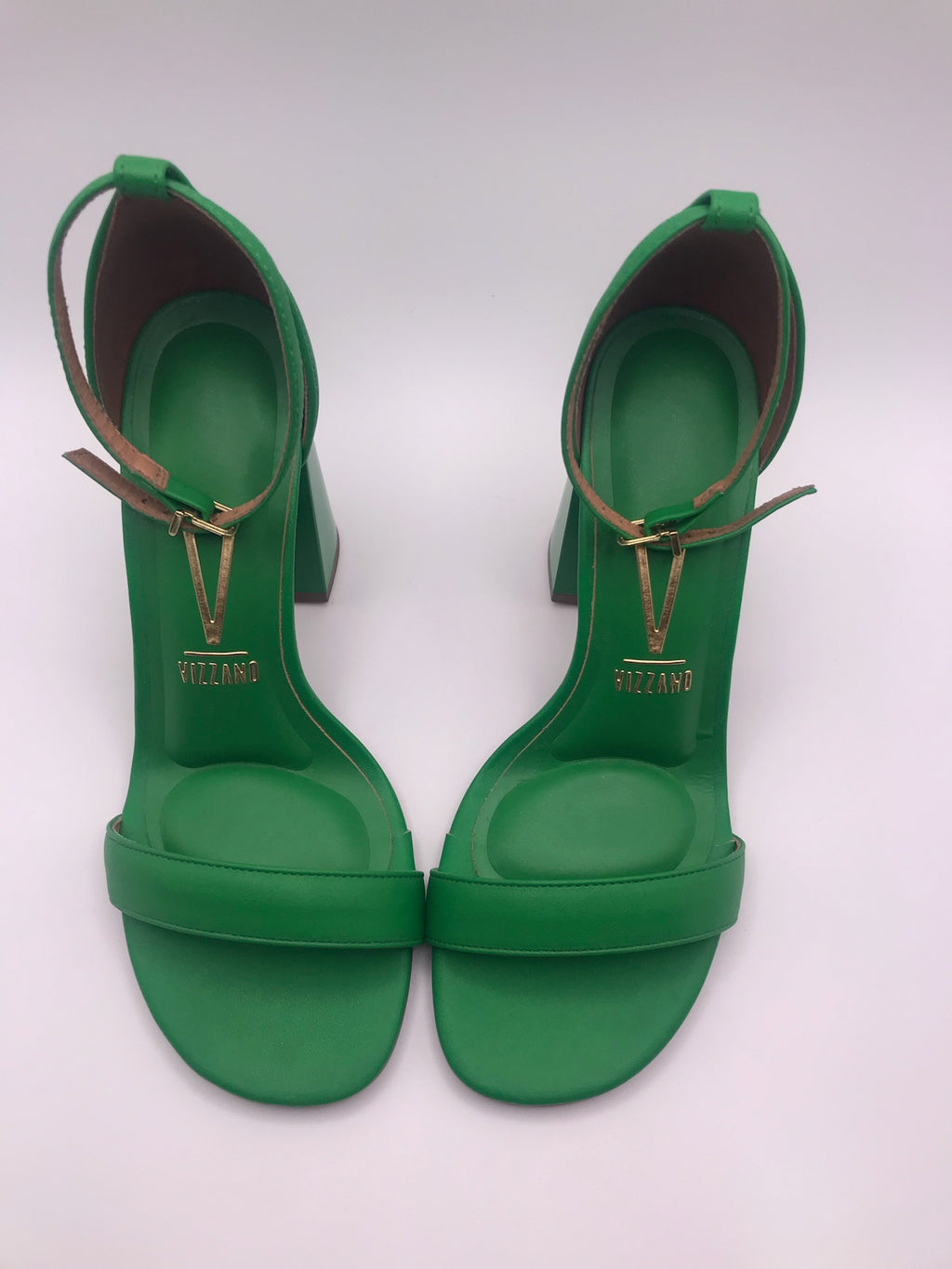 Sandália Vizzano Salto Bloco Alto; Calçado Feminino Verde Bandeira; Sapato Gisele com Tira no Tornozelo e Palmilha Confortável