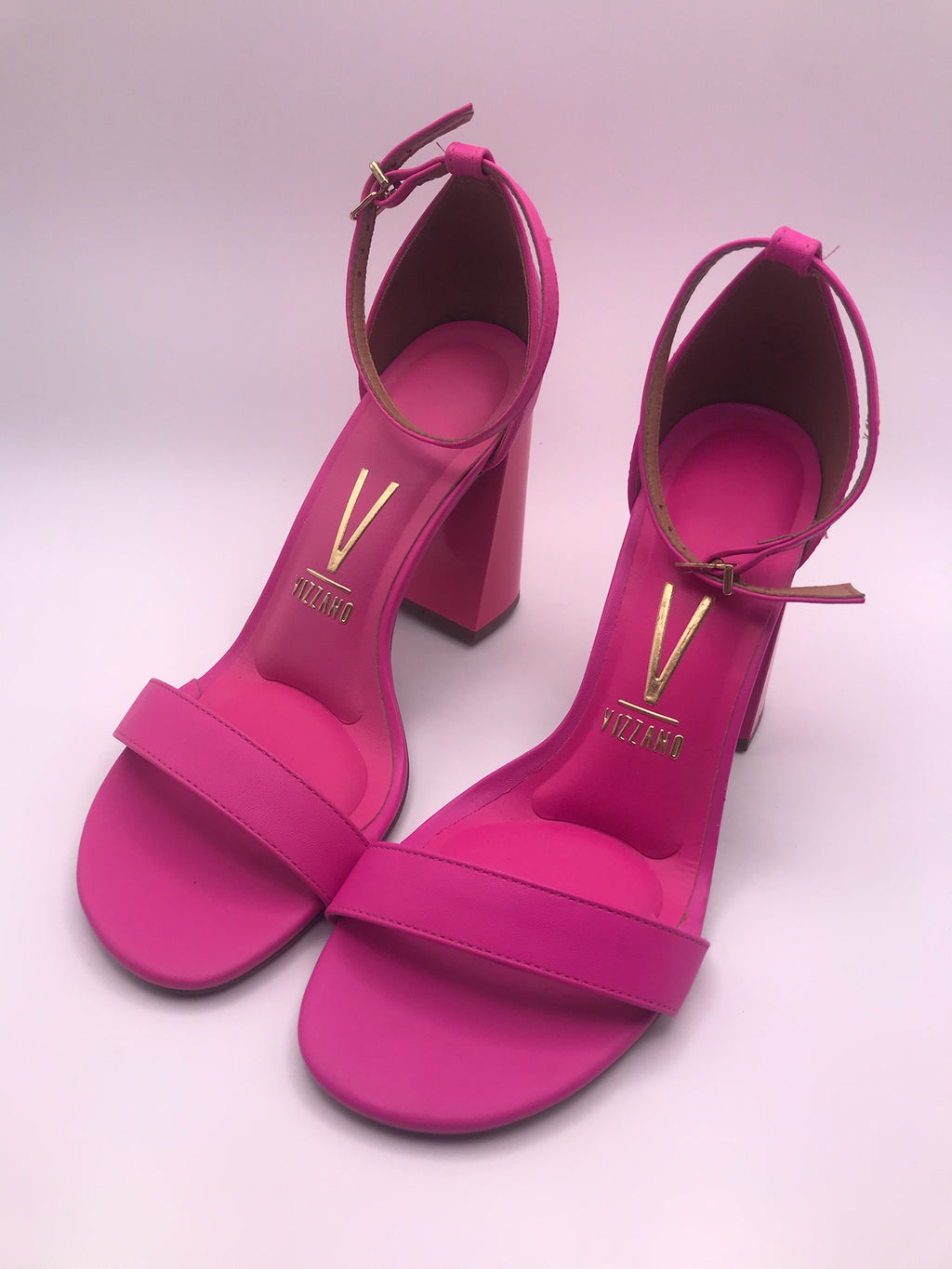 Sandália Vizzano Salto Bloco Alto; Calçado Feminino Rosa Pink Vibrante; Sapato com Pulseira no Tornozelo para Festas e Look Casual Chic