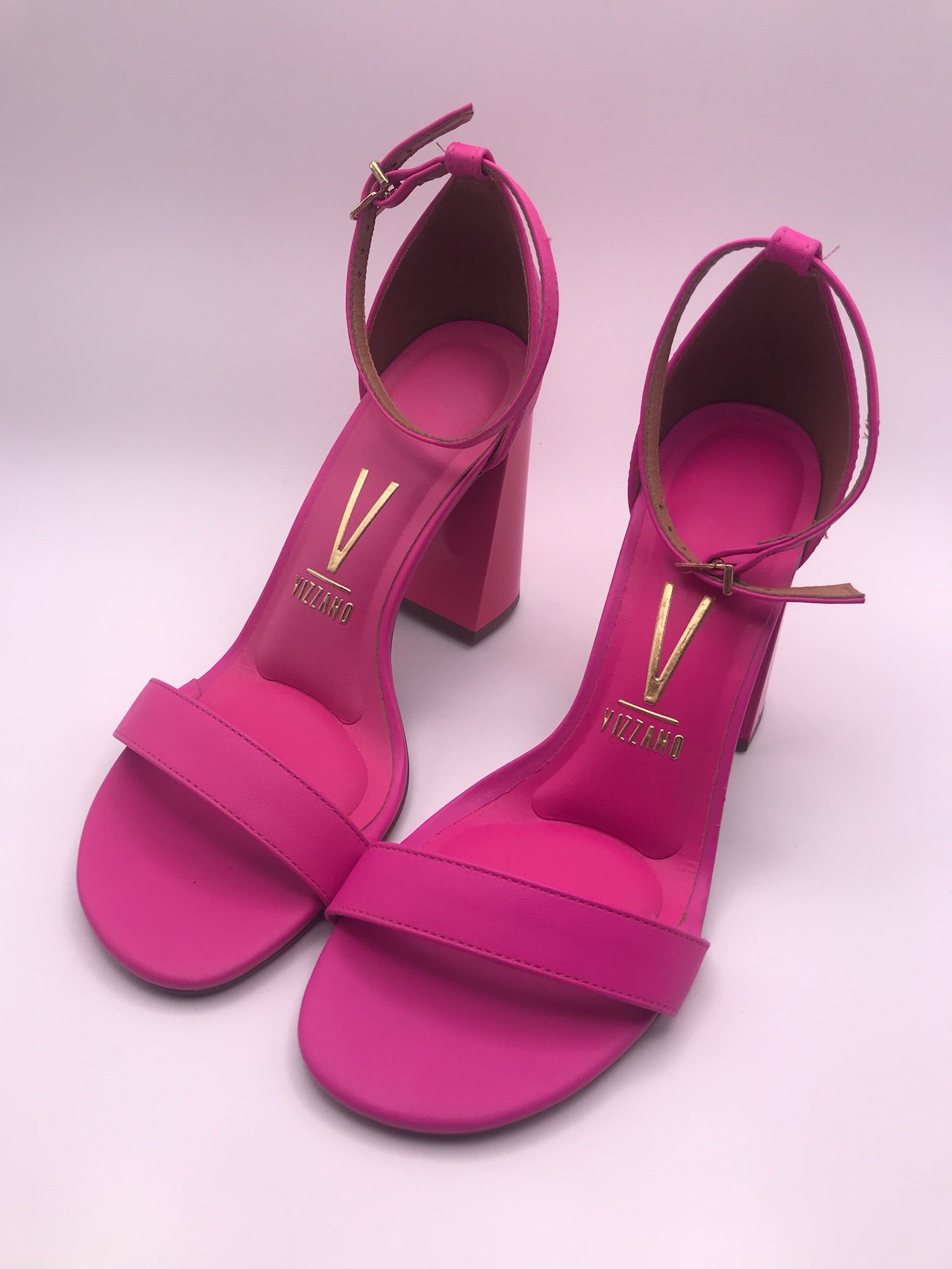 Sandália Vizzano Salto Bloco Alto; Calçado Feminino Rosa Pink Vibrante; Sapato com Pulseira no Tornozelo para Festas e Look Casual Chic