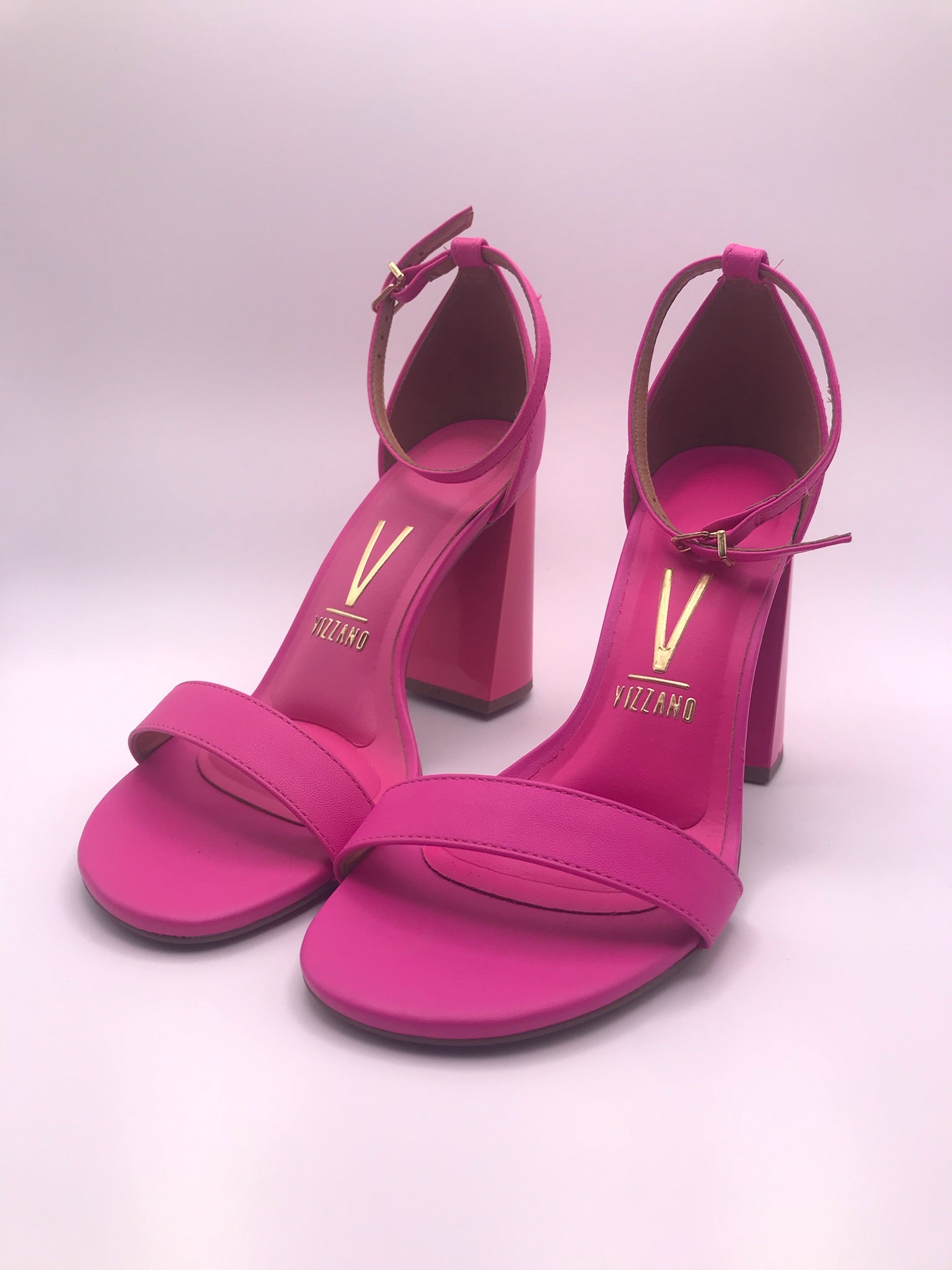 Sandália Vizzano Salto Bloco Alto; Calçado Feminino Rosa Pink Vibrante; Sapato com Pulseira no Tornozelo para Festas e Look Casual Chic