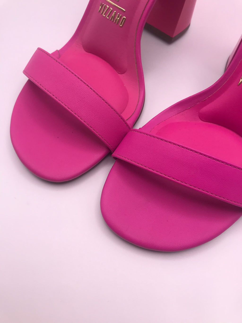 Sandália Vizzano Salto Bloco Alto; Calçado Feminino Rosa Pink Vibrante; Sapato com Pulseira no Tornozelo para Festas e Look Casual Chic