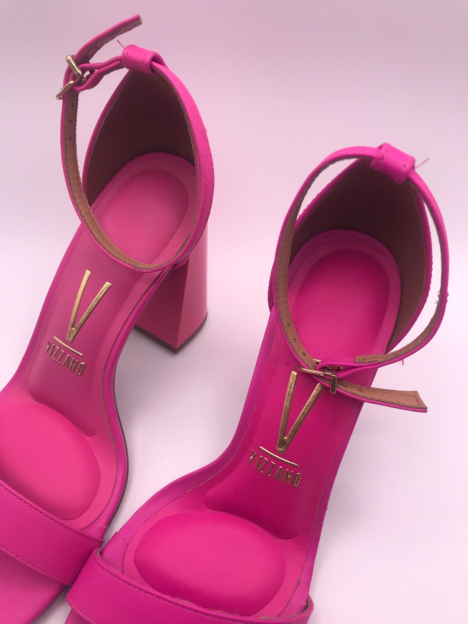 Sandália Vizzano Salto Bloco Alto; Calçado Feminino Rosa Pink Vibrante; Sapato com Pulseira no Tornozelo para Festas e Look Casual Chic