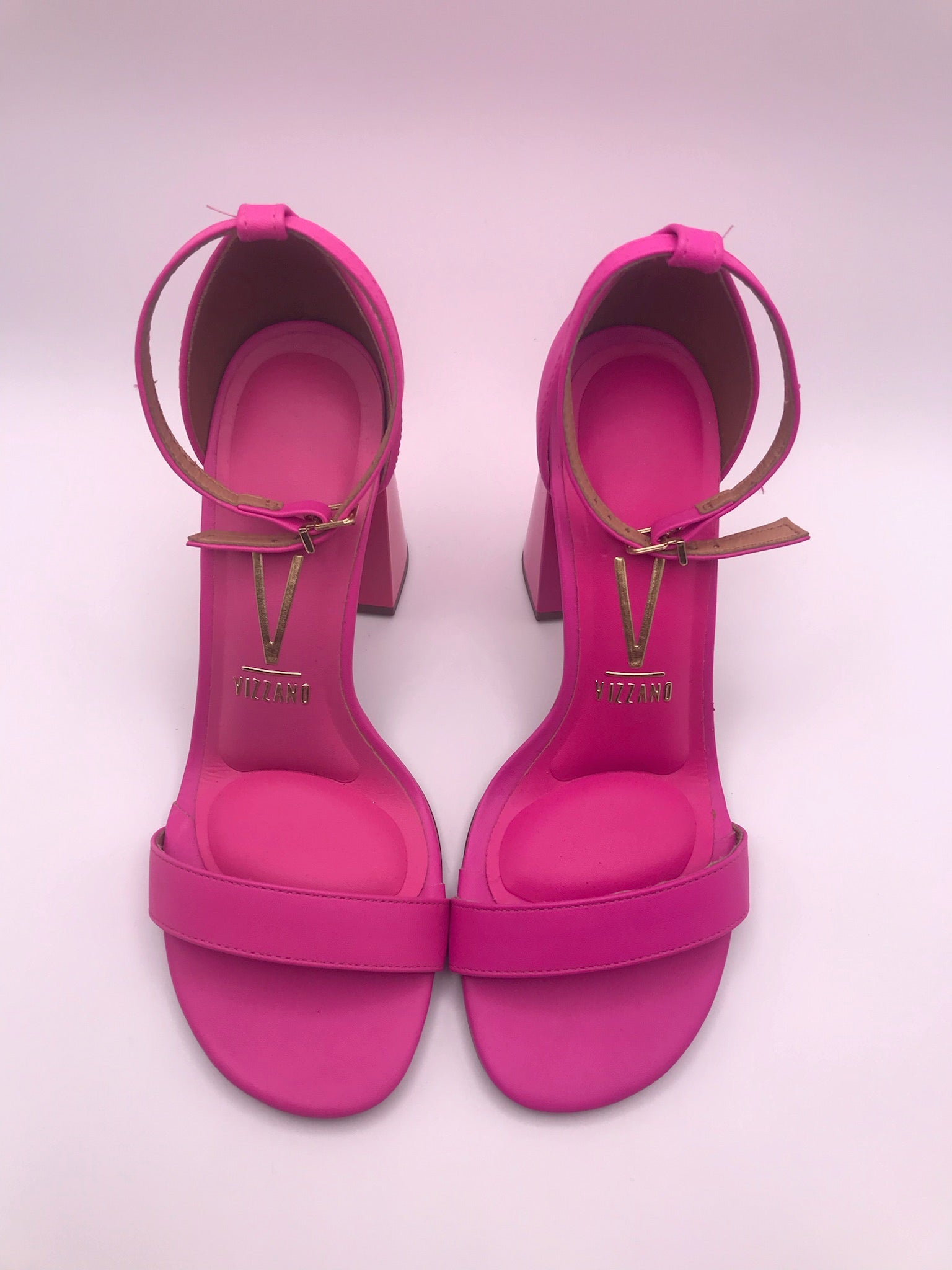 Sandália Vizzano Salto Bloco Alto; Calçado Feminino Rosa Pink Vibrante; Sapato com Pulseira no Tornozelo para Festas e Look Casual Chic