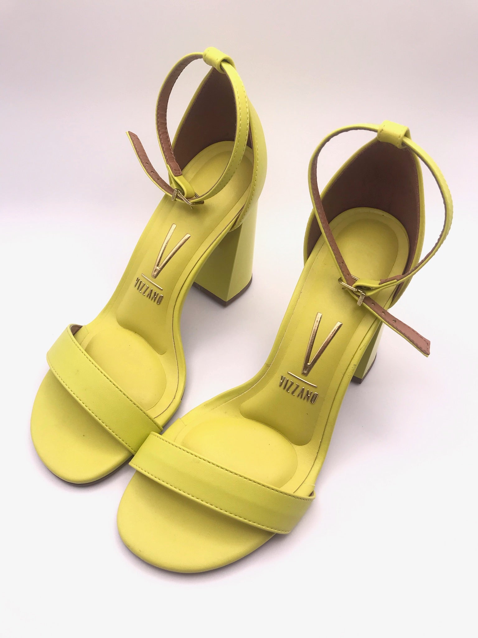 Sandália Vizzano Salto Bloco Alto; Calçado Feminino Amarelo Neon Tendência; Sapato com Tira no Tornozelo para Verão e Balada