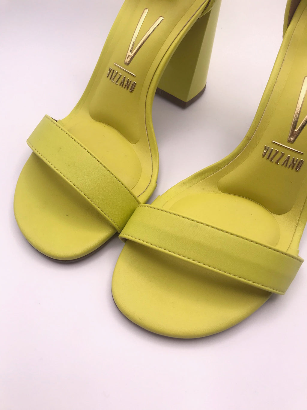 Sandália Vizzano Salto Bloco Alto; Calçado Feminino Amarelo Neon Tendência; Sapato com Tira no Tornozelo para Verão e Balada