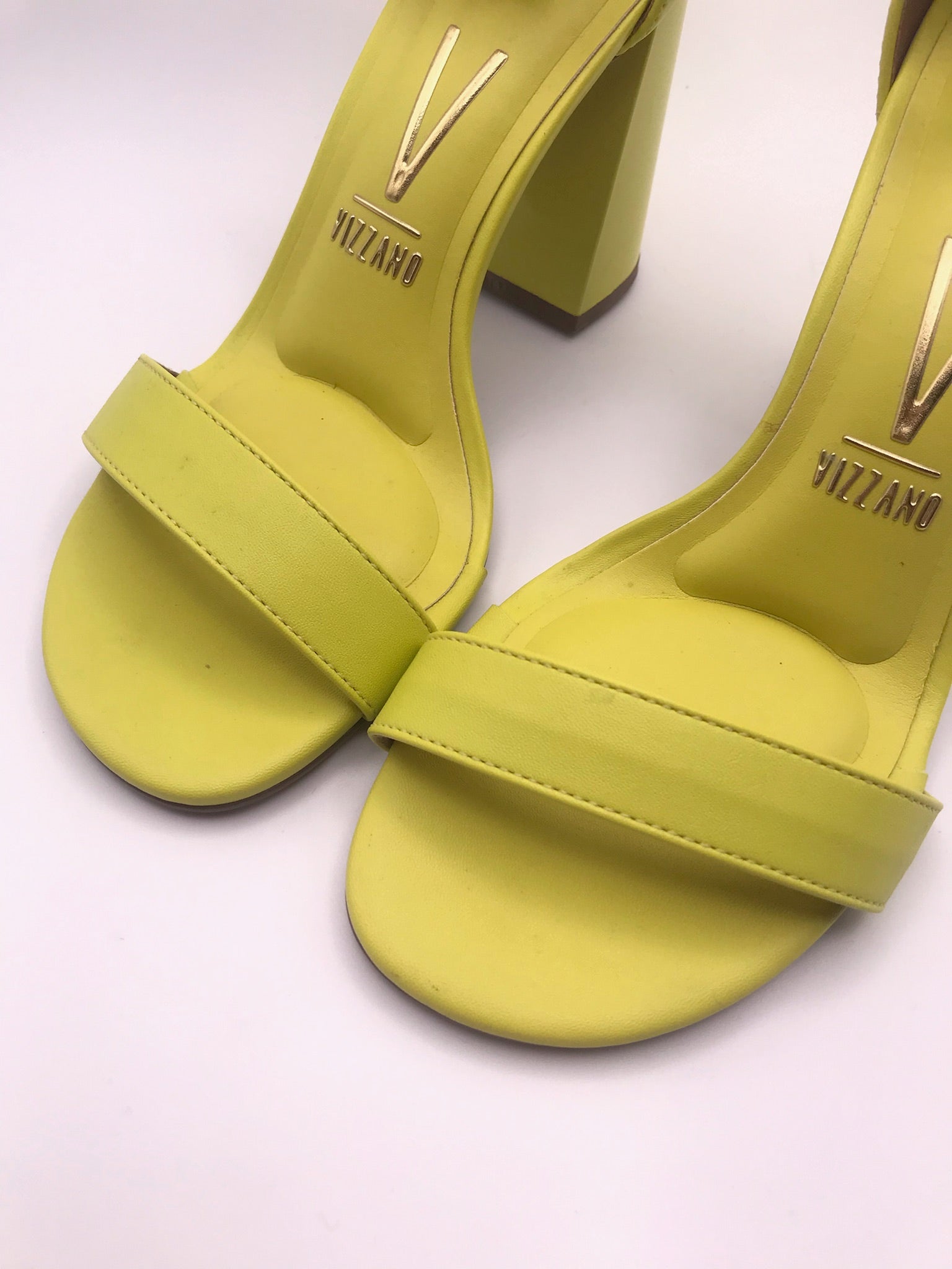 Sandália Vizzano Salto Bloco Alto; Calçado Feminino Amarelo Neon Tendência; Sapato com Tira no Tornozelo para Verão e Balada