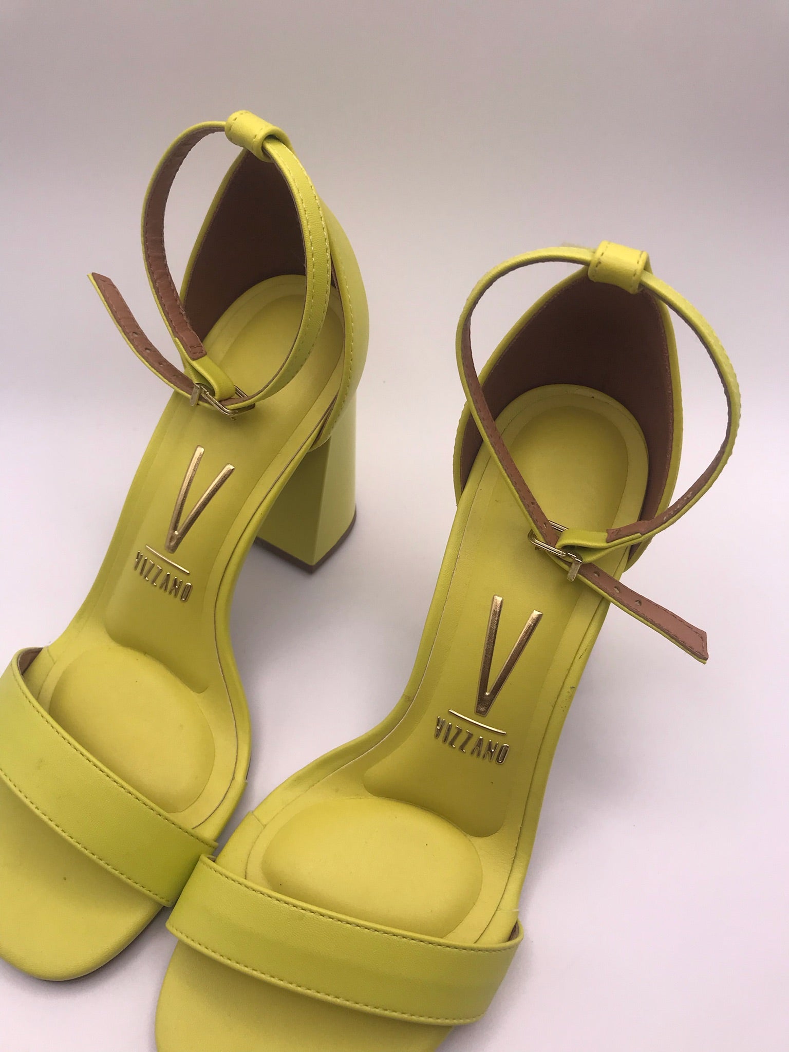 Sandália Vizzano Salto Bloco Alto; Calçado Feminino Amarelo Neon Tendência; Sapato com Tira no Tornozelo para Verão e Balada
