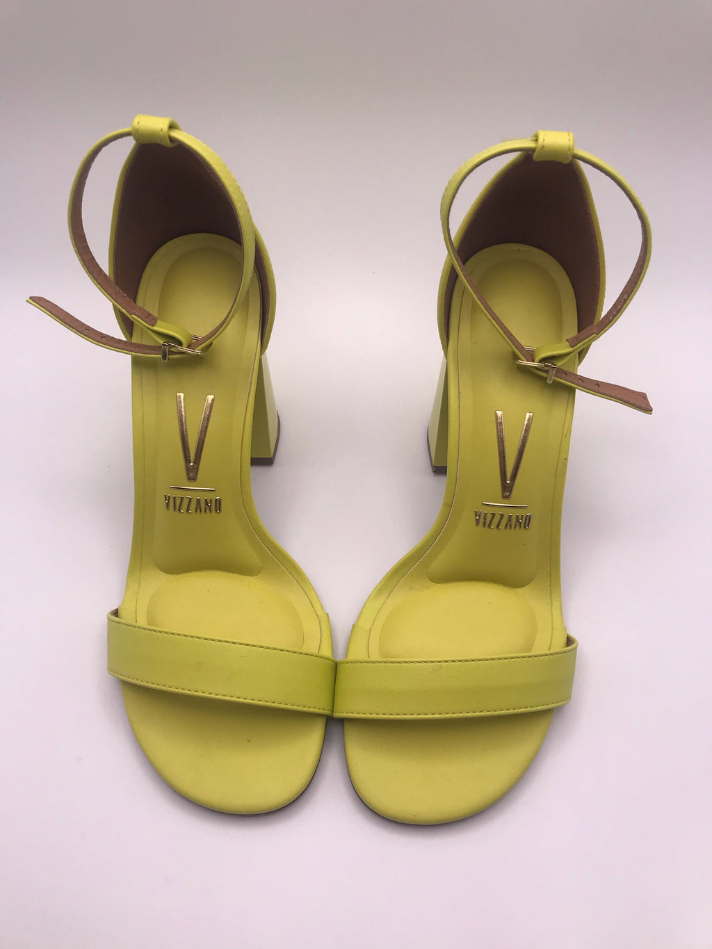 Sandália Vizzano Salto Bloco Alto; Calçado Feminino Amarelo Neon Tendência; Sapato com Tira no Tornozelo para Verão e Balada