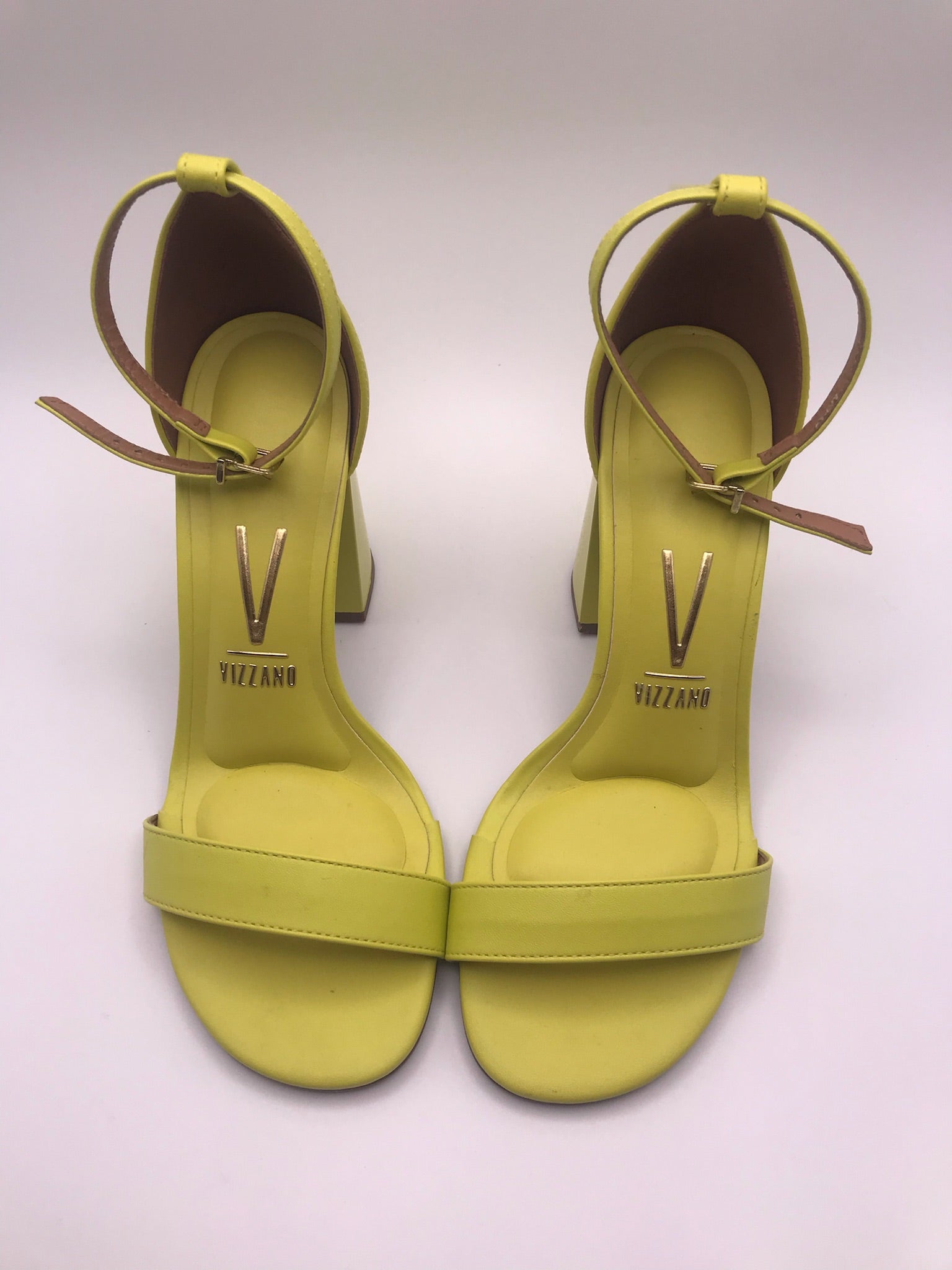 Sandália Vizzano Salto Bloco Alto; Calçado Feminino Amarelo Neon Tendência; Sapato com Tira no Tornozelo para Verão e Balada