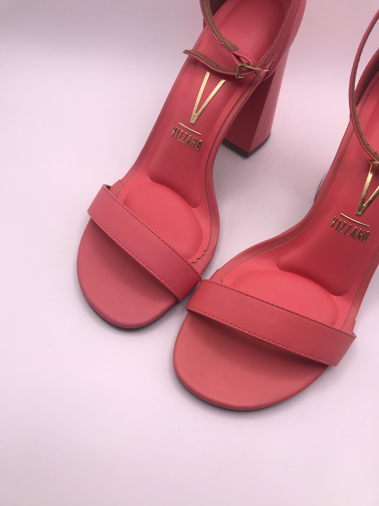 Sandália Vizzano Salto Bloco Alto; Calçado Feminino Rosa Salmon Coral Chic; Sapato com Tira no Tornozelo para Festas e Eventos Sociais