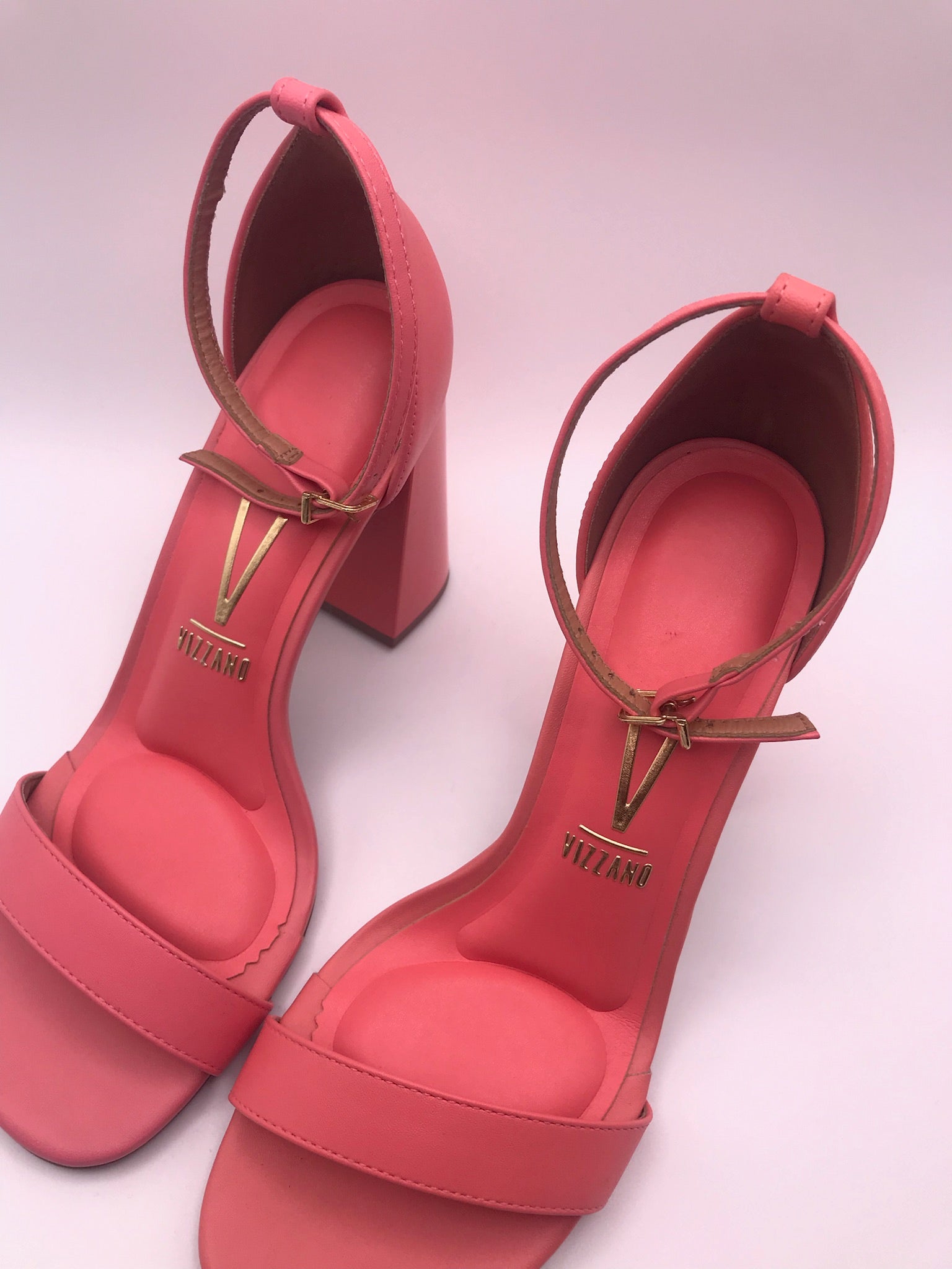 Sandália Vizzano Salto Bloco Alto; Calçado Feminino Rosa Salmon Coral Chic; Sapato com Tira no Tornozelo para Festas e Eventos Sociais