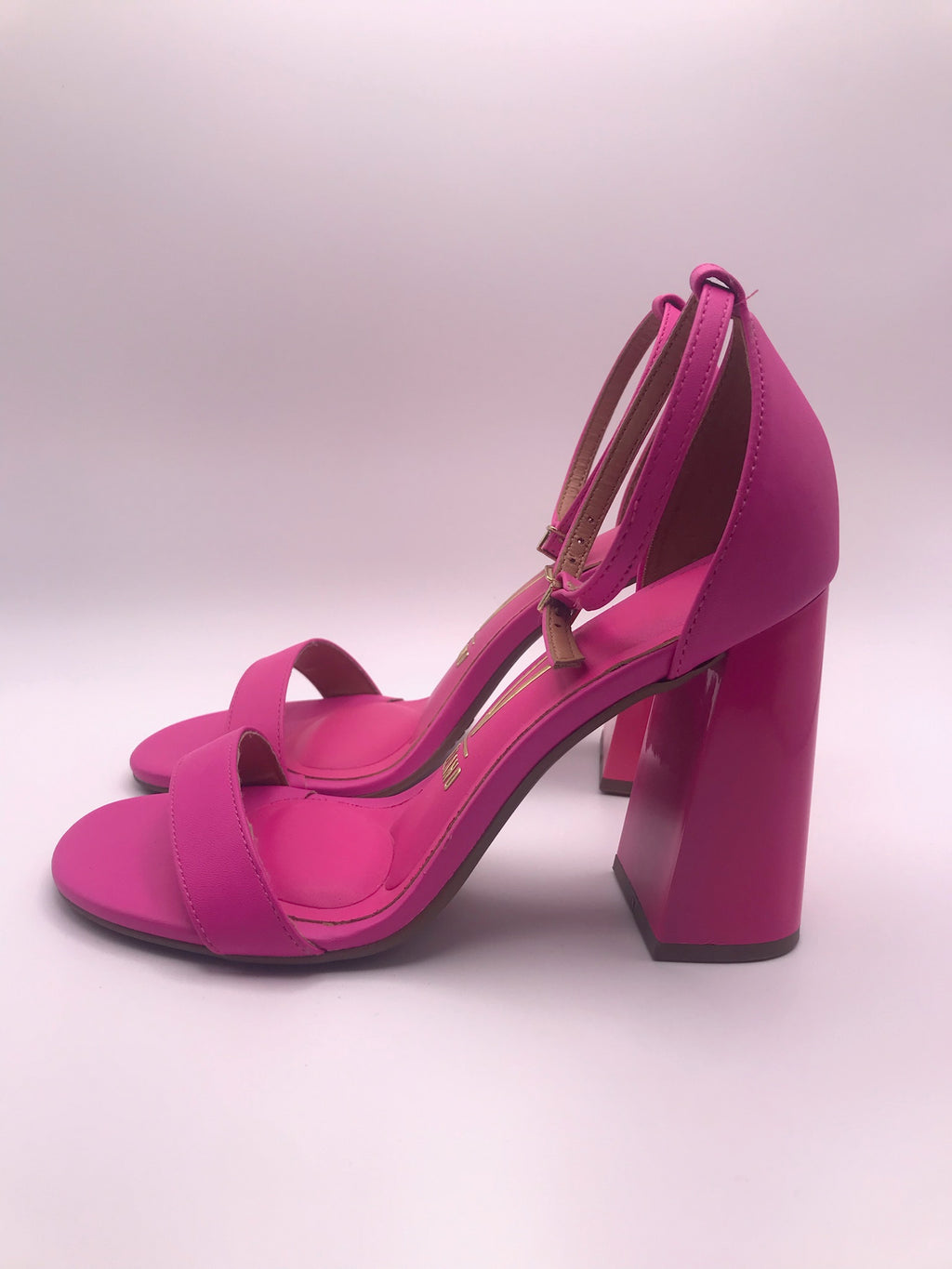 Sandália Vizzano Salto Bloco Alto; Calçado Feminino Rosa Pink Vibrante; Sapato com Pulseira no Tornozelo para Festas e Look Casual Chic