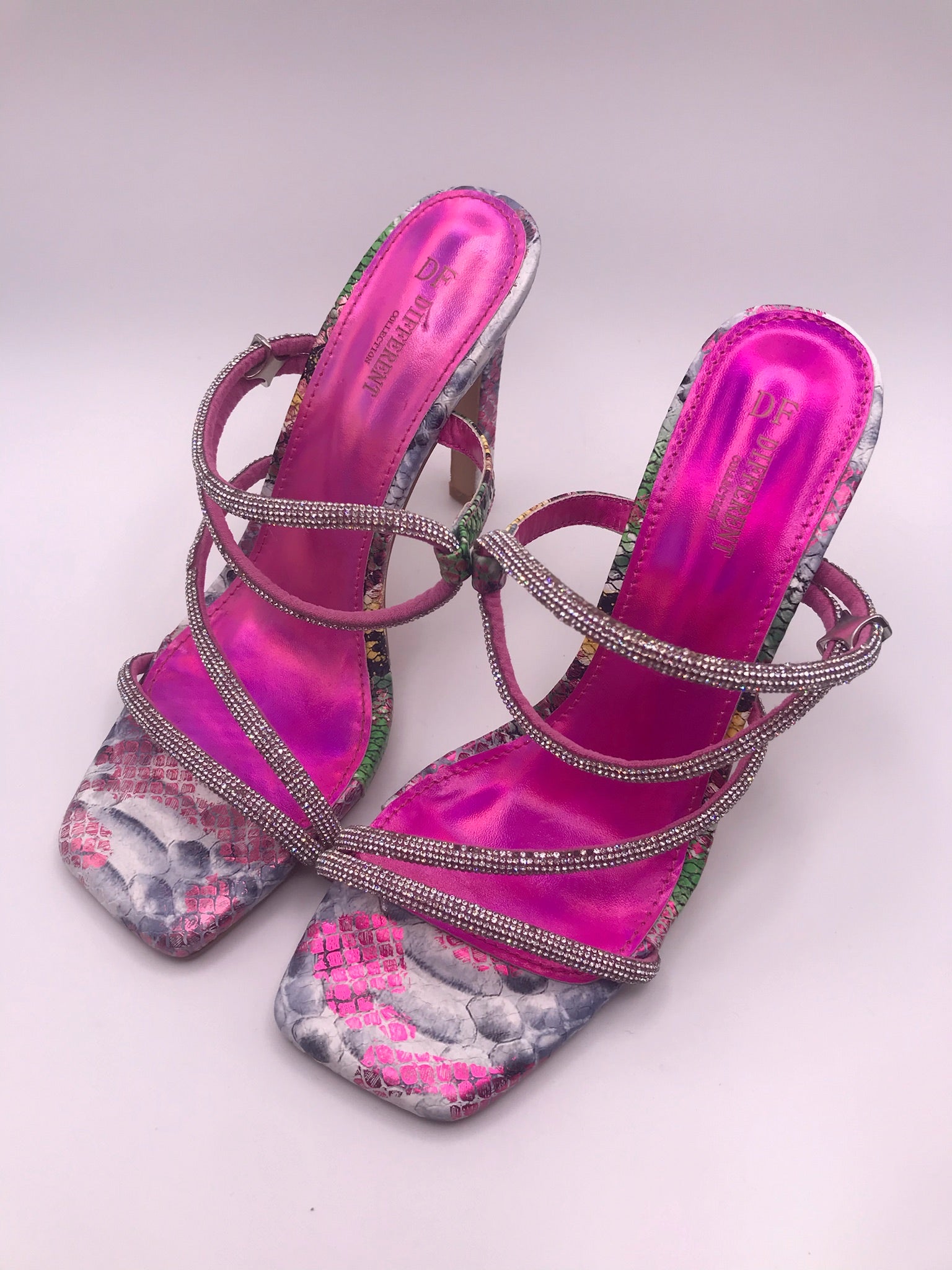 Sandálias DF Different Mule Salto Alto Fino com Brilhantes e Strass; Sapato Feminino Festa Estampado Multicolorido Bico Quadrado; Sandália de Luxo Confortável Tendência