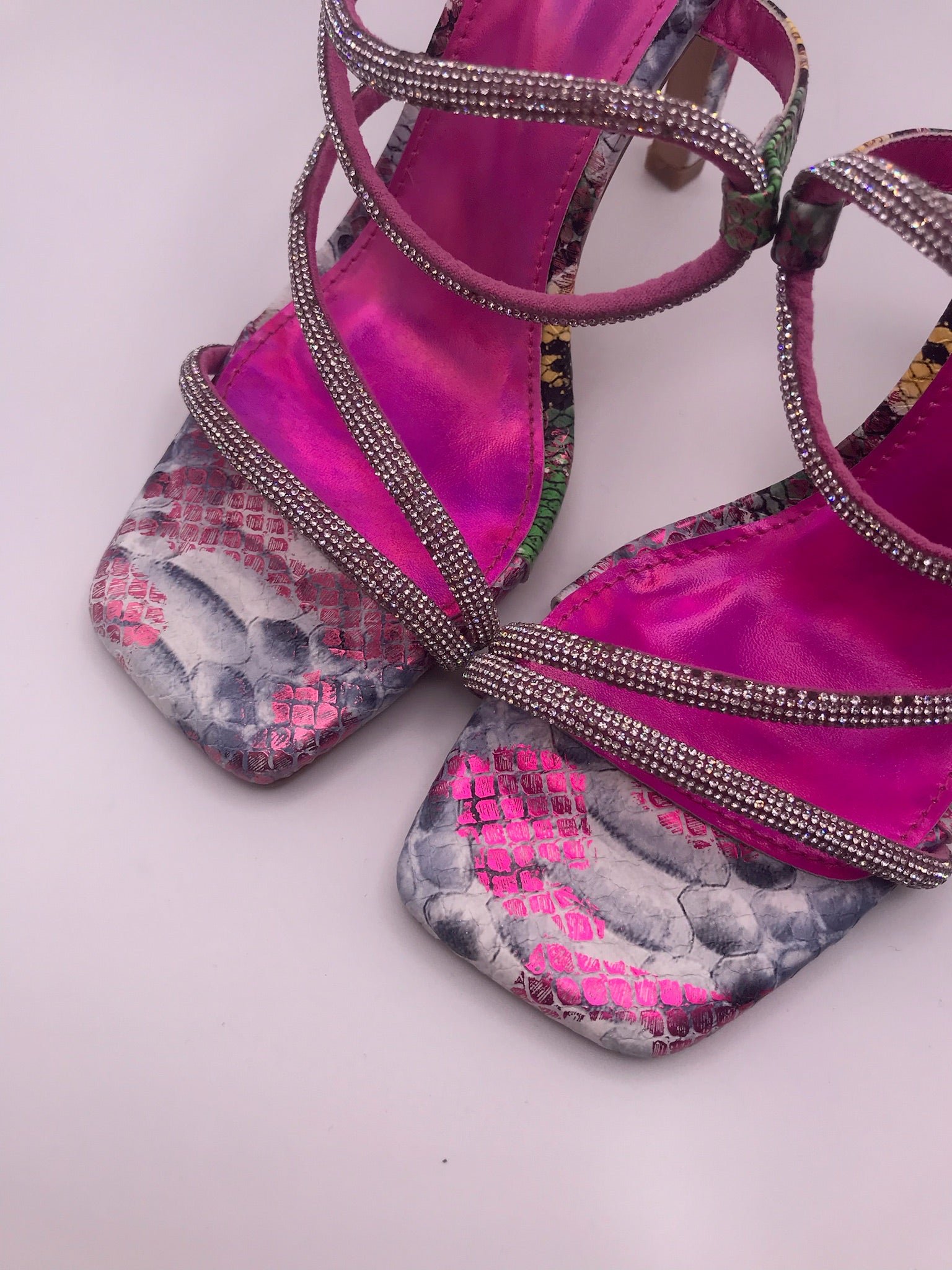Sandálias DF Different Mule Salto Alto Fino com Brilhantes e Strass; Sapato Feminino Festa Estampado Multicolorido Bico Quadrado; Sandália de Luxo Confortável Tendência