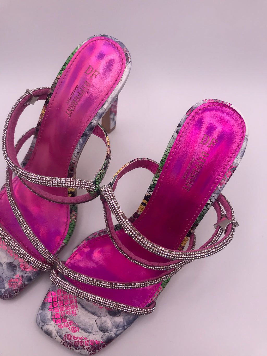 Sandálias DF Different Mule Salto Alto Fino com Brilhantes e Strass; Sapato Feminino Festa Estampado Multicolorido Bico Quadrado; Sandália de Luxo Confortável Tendência