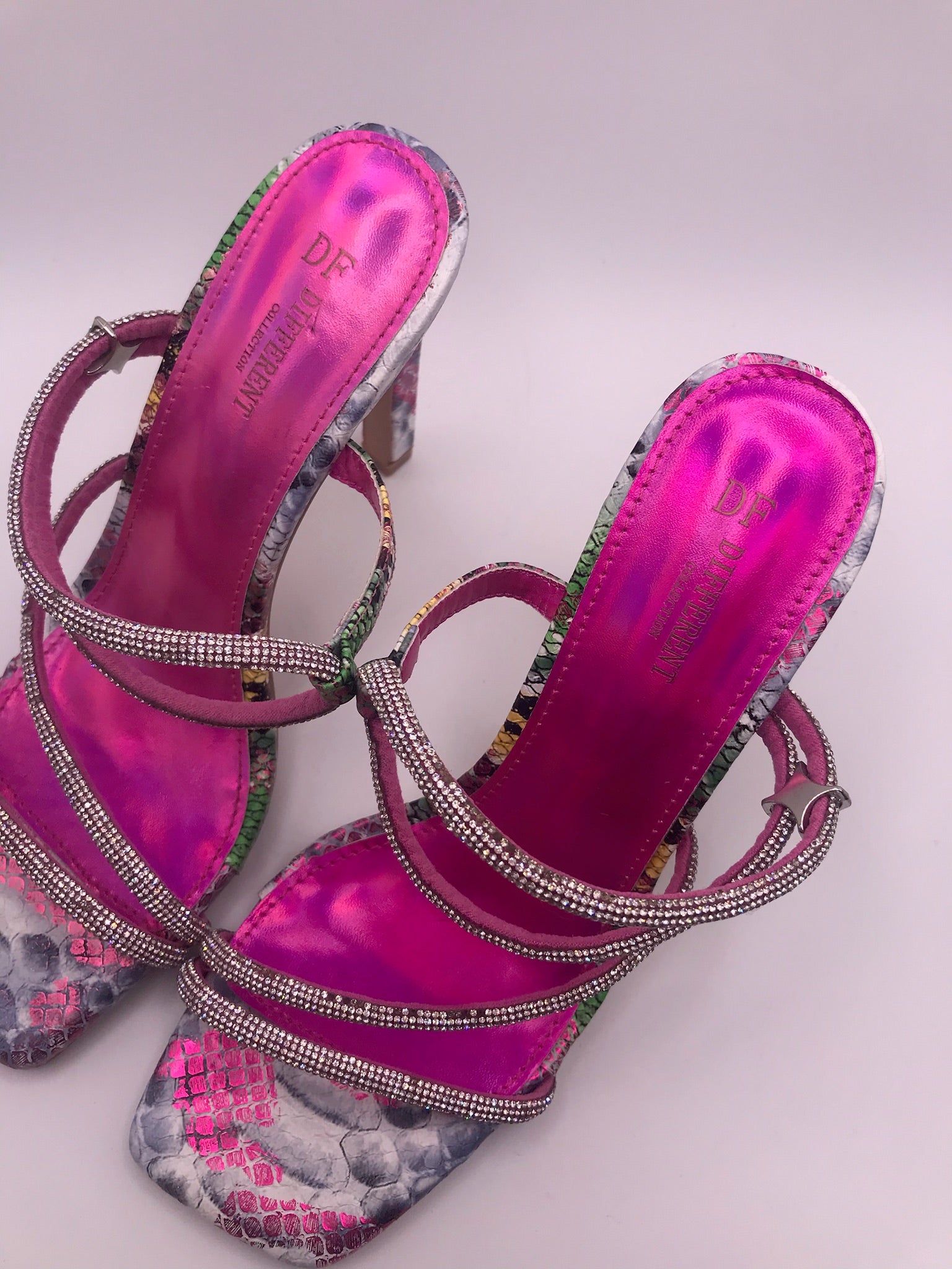 Sandálias DF Different Mule Salto Alto Fino com Brilhantes e Strass; Sapato Feminino Festa Estampado Multicolorido Bico Quadrado; Sandália de Luxo Confortável Tendência