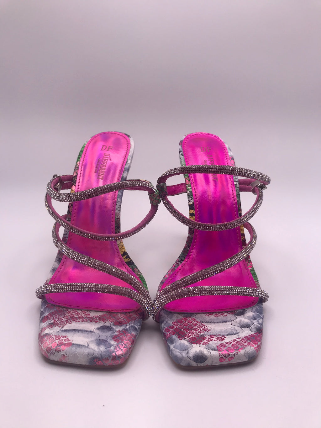 Sandálias DF Different Mule Salto Alto Fino com Brilhantes e Strass; Sapato Feminino Festa Estampado Multicolorido Bico Quadrado; Sandália de Luxo Confortável Tendência