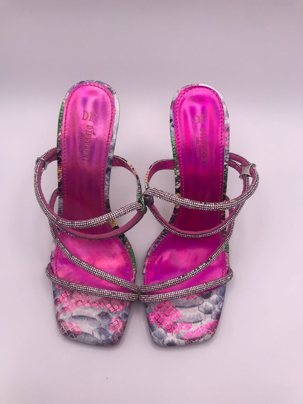 Sandálias DF Different Mule Salto Alto Fino com Brilhantes e Strass; Sapato Feminino Festa Estampado Multicolorido Bico Quadrado; Sandália de Luxo Confortável Tendência