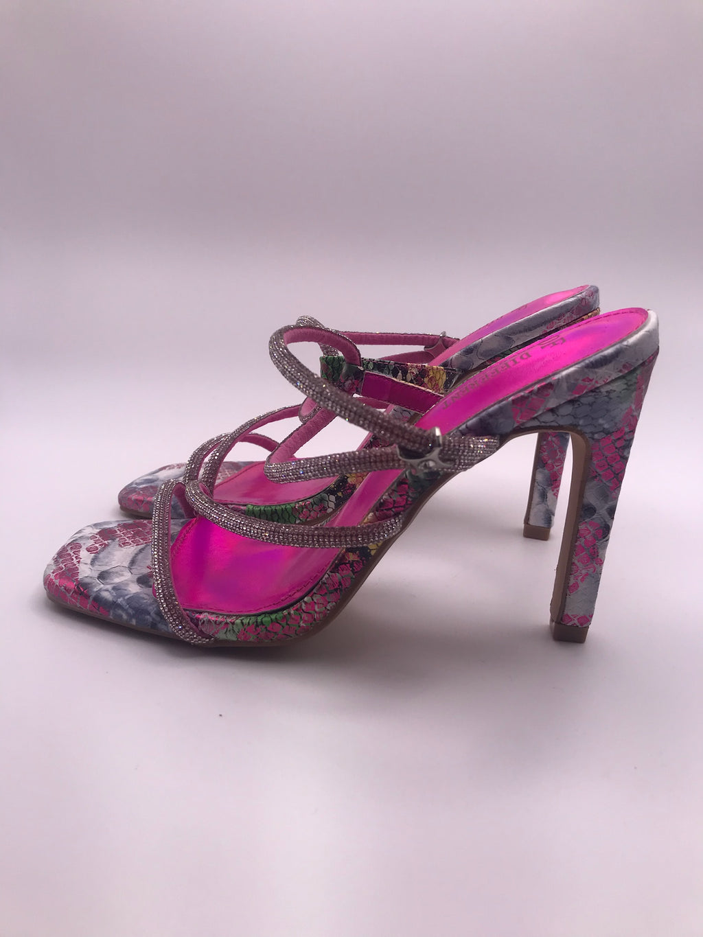 Sandálias DF Different Mule Salto Alto Fino com Brilhantes e Strass; Sapato Feminino Festa Estampado Multicolorido Bico Quadrado; Sandália de Luxo Confortável Tendência