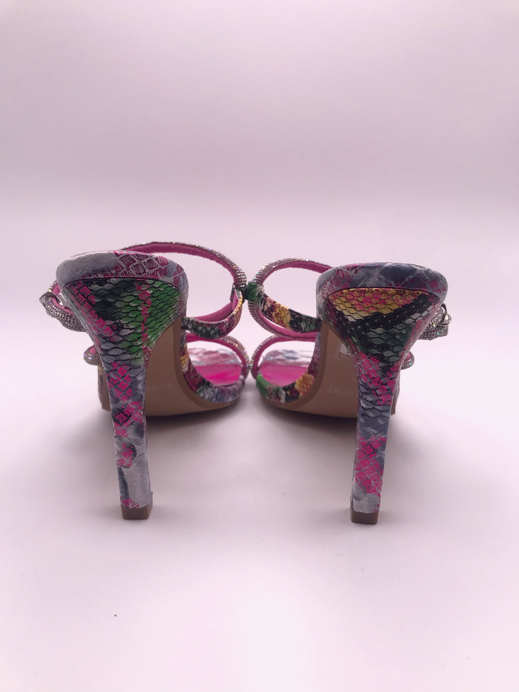 Sandálias DF Different Mule Salto Alto Fino com Brilhantes e Strass; Sapato Feminino Festa Estampado Multicolorido Bico Quadrado; Sandália de Luxo Confortável Tendência