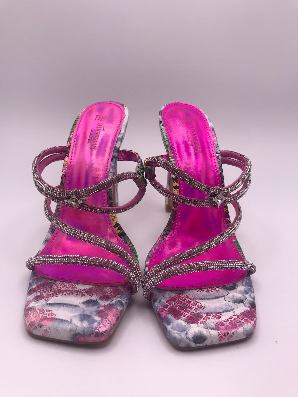 Sandálias DF Different Mule Salto Alto Fino com Brilhantes e Strass; Sapato Feminino Festa Estampado Multicolorido Bico Quadrado; Sandália de Luxo Confortável Tendência