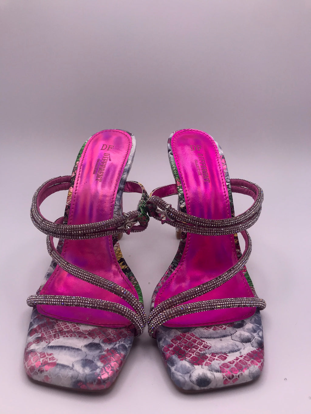 Sandálias DF Different Mule Salto Alto Fino com Brilhantes e Strass; Sapato Feminino Festa Estampado Multicolorido Bico Quadrado; Sandália de Luxo Confortável Tendência