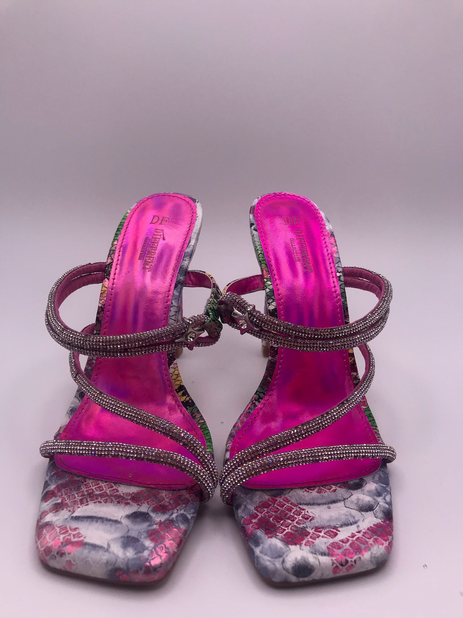 Sandálias DF Different Mule Salto Alto Fino com Brilhantes e Strass; Sapato Feminino Festa Estampado Multicolorido Bico Quadrado; Sandália de Luxo Confortável Tendência