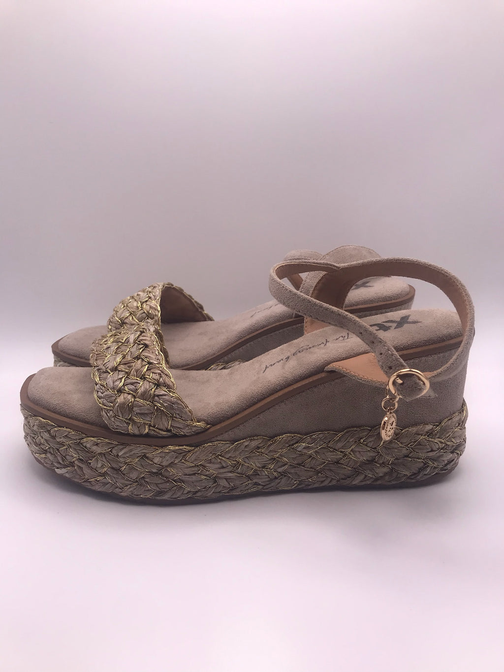 Sandálias de Cunha Xti com Detalhes Entrançados e Brilho Dourado, Sandálias de Salto Plataforma Bege para Mulher Confortáveis e Elegantes com Atacadores ao Tornozelo