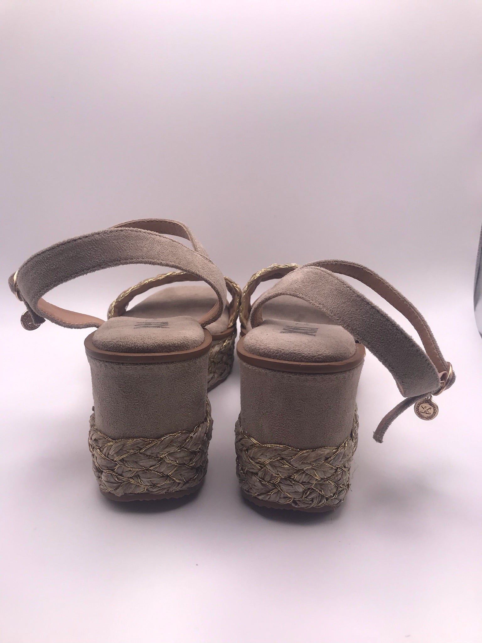Sandálias de Cunha Xti com Detalhes Entrançados e Brilho Dourado, Sandálias de Salto Plataforma Bege para Mulher Confortáveis e Elegantes com Atacadores ao Tornozelo