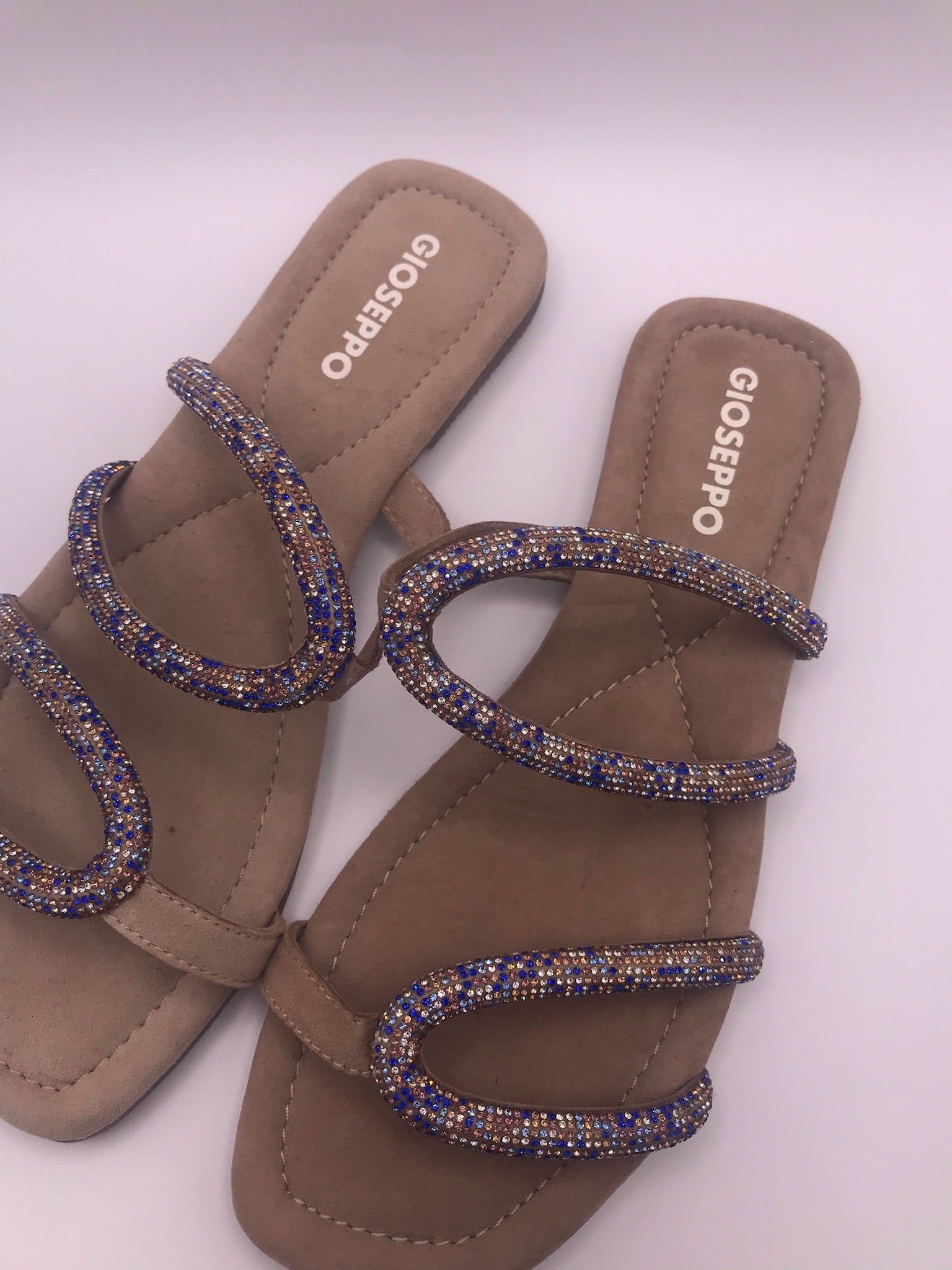 Sandálias Rasas Gioseppo com Pedraria Azul e Dourada; Chinelos de Senhora Elegantes em Camurça Bege com Brilho para Verão e Festas.