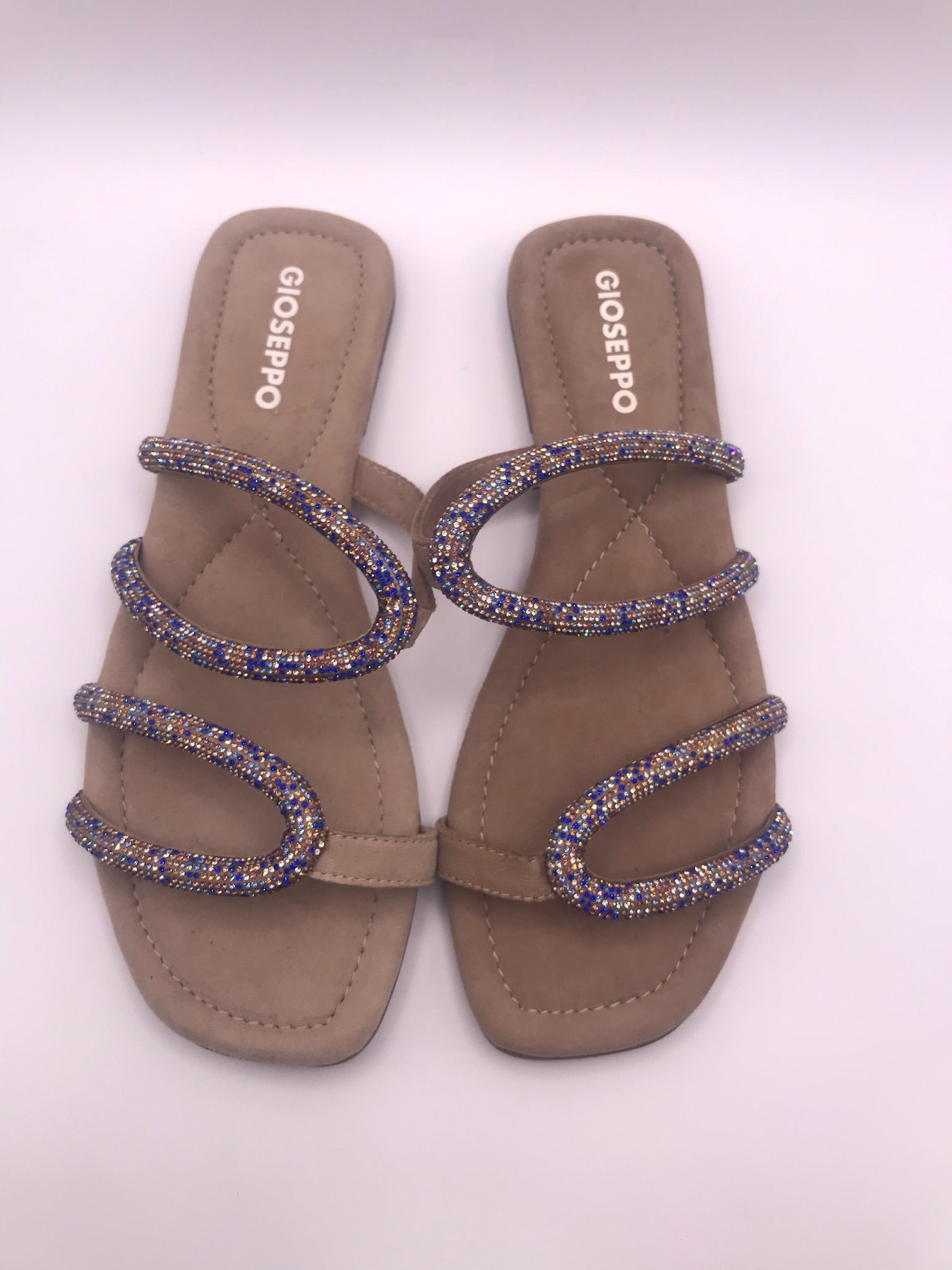 Sandálias Rasas Gioseppo com Pedraria Azul e Dourada; Chinelos de Senhora Elegantes em Camurça Bege com Brilho para Verão e Festas.