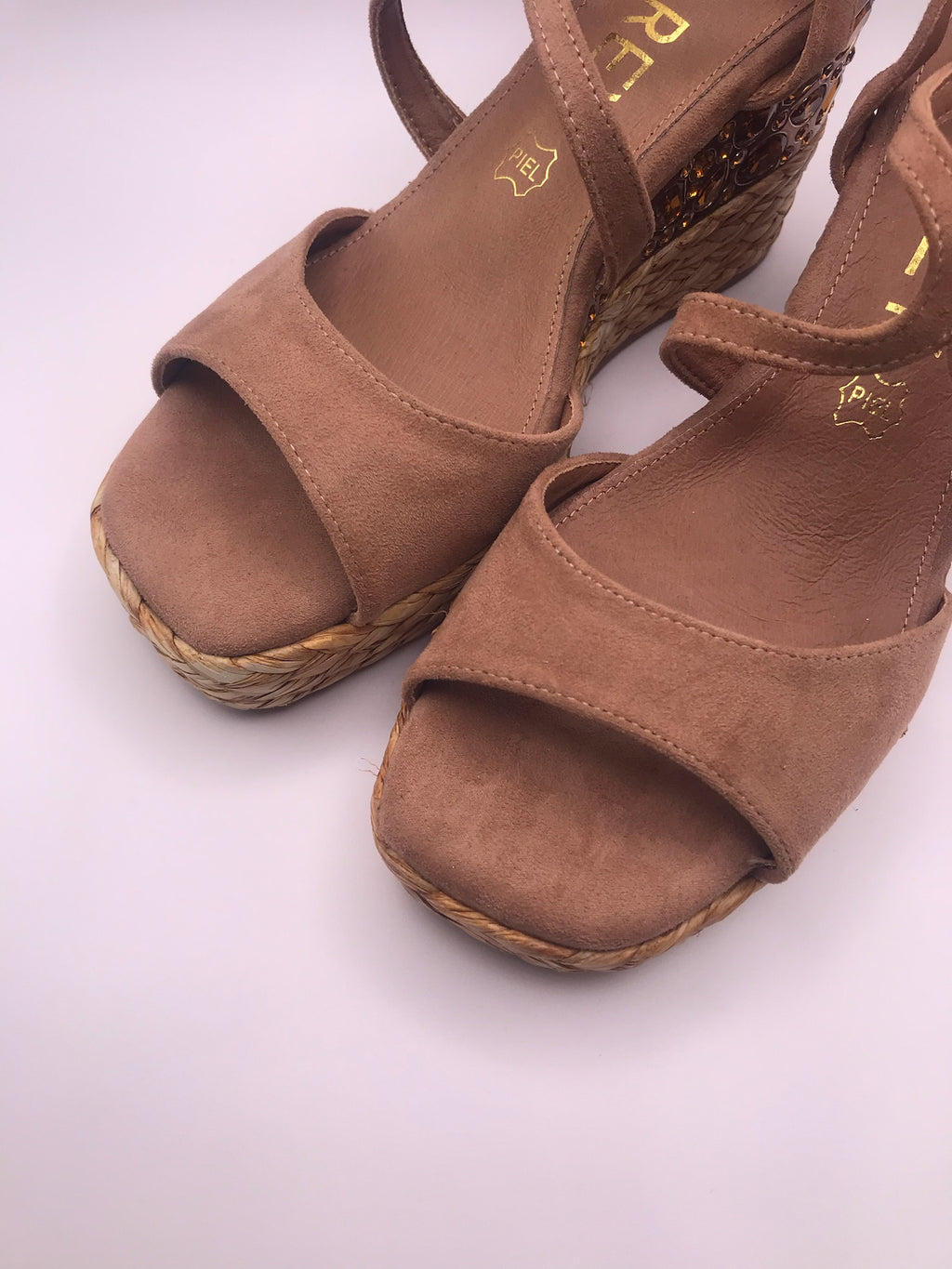 Sandálias de Cunha Azarey em Pele com Pedraria e Salto de Corda; Sandálias de Plataforma Camel para Mulher Elegantes e Confortáveis com Tiras Cruzadas.
