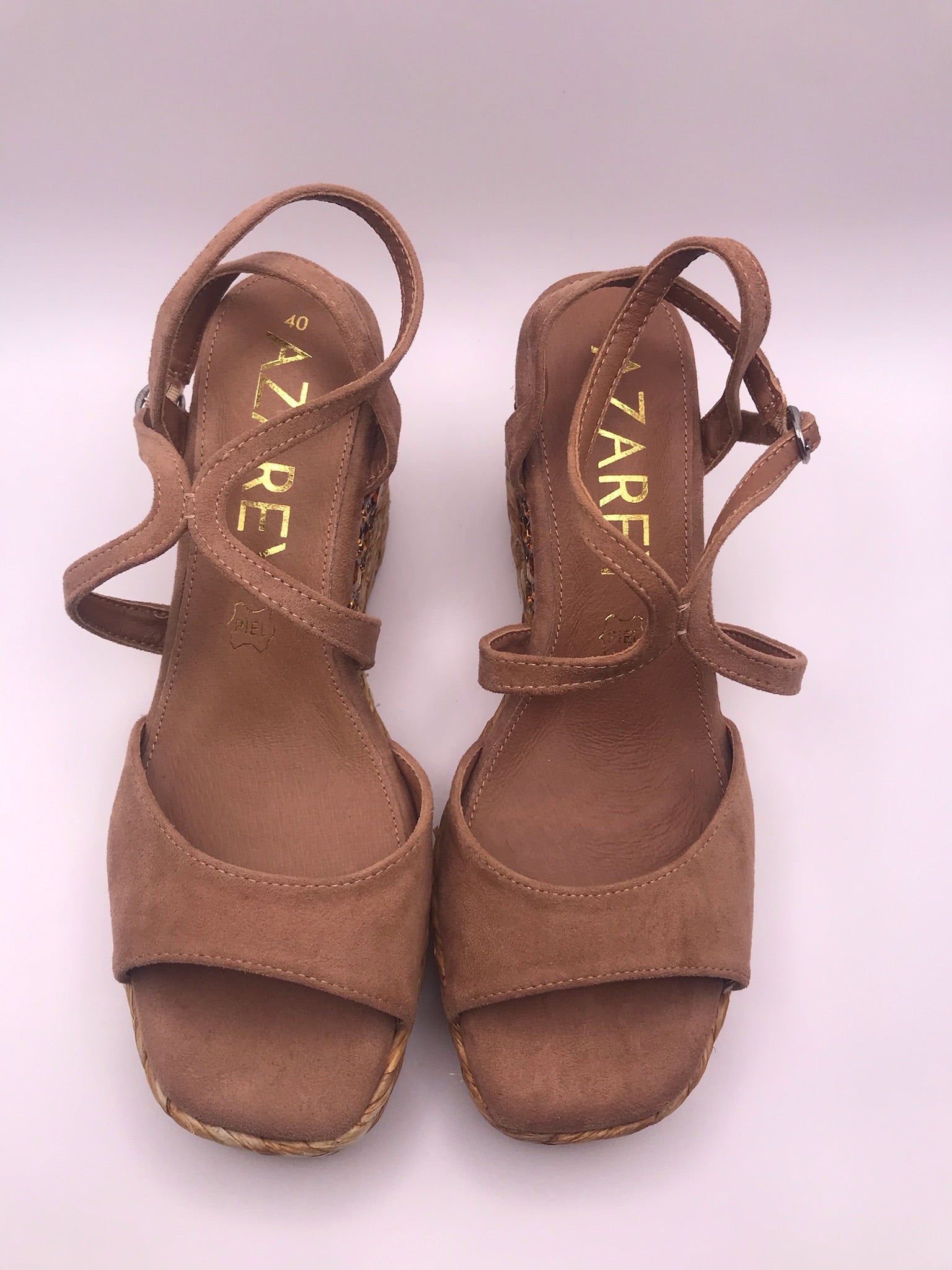 Sandálias de Cunha Azarey em Pele com Pedraria e Salto de Corda; Sandálias de Plataforma Camel para Mulher Elegantes e Confortáveis com Tiras Cruzadas.
