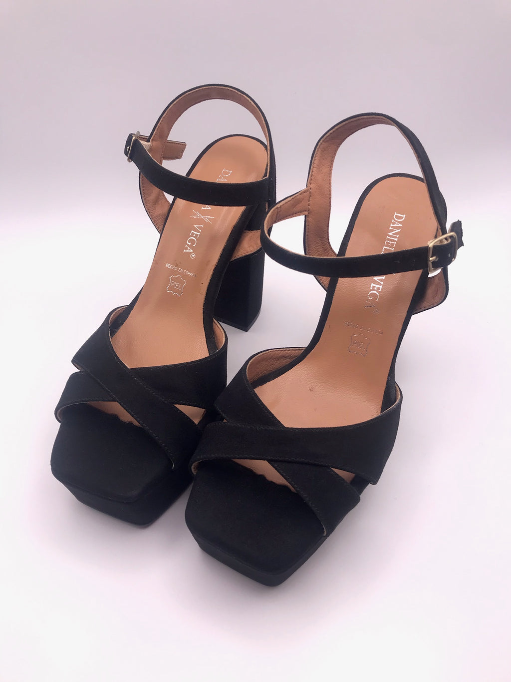 Sandálias de Salto Alto Daniela Vega em Camurça Preta com Plataforma e Tira no Tornozelo; Sapatos de Festa e Cerimónia Elegantes em Pele de Alta Qualidade