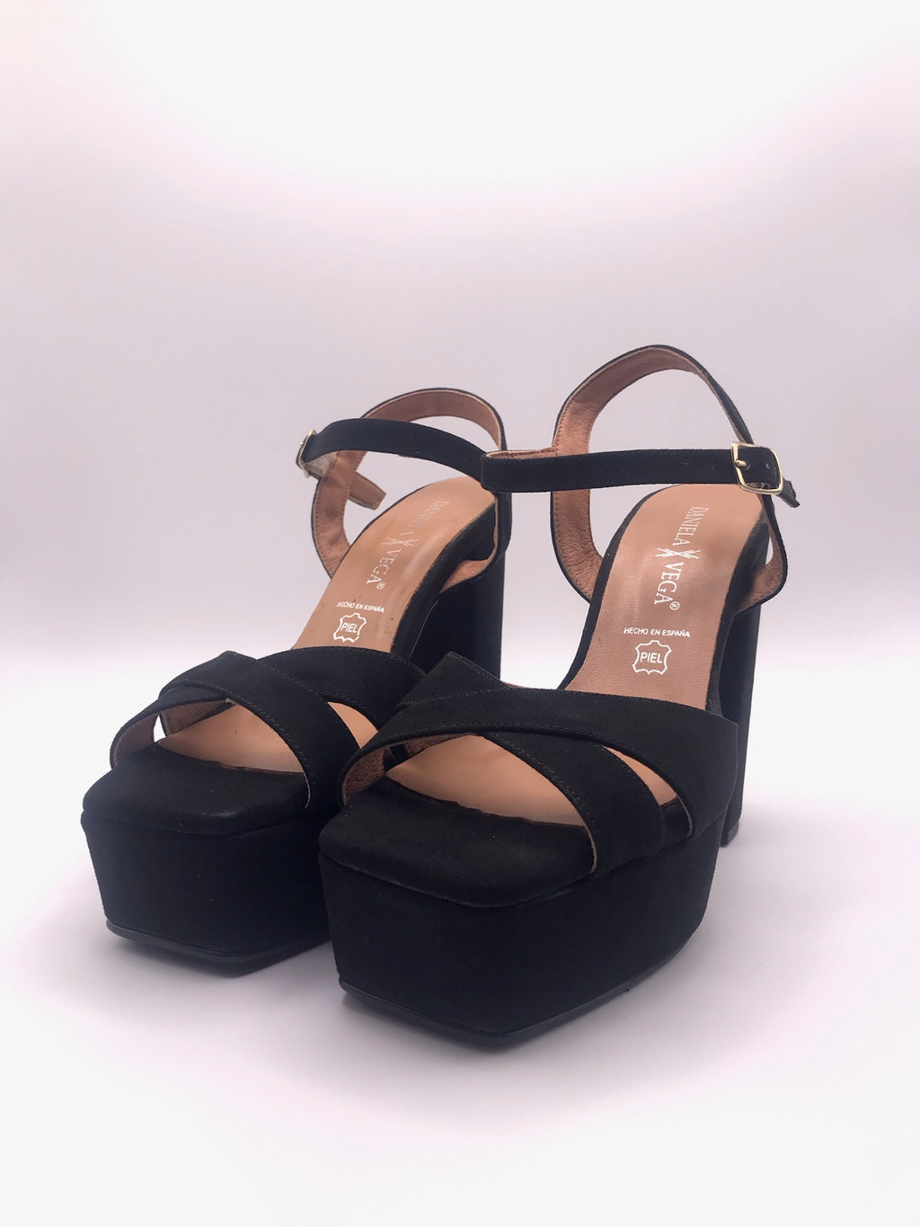 Sandálias de Salto Alto Daniela Vega em Camurça Preta com Plataforma e Tira no Tornozelo; Sapatos de Festa e Cerimónia Elegantes em Pele de Alta Qualidade