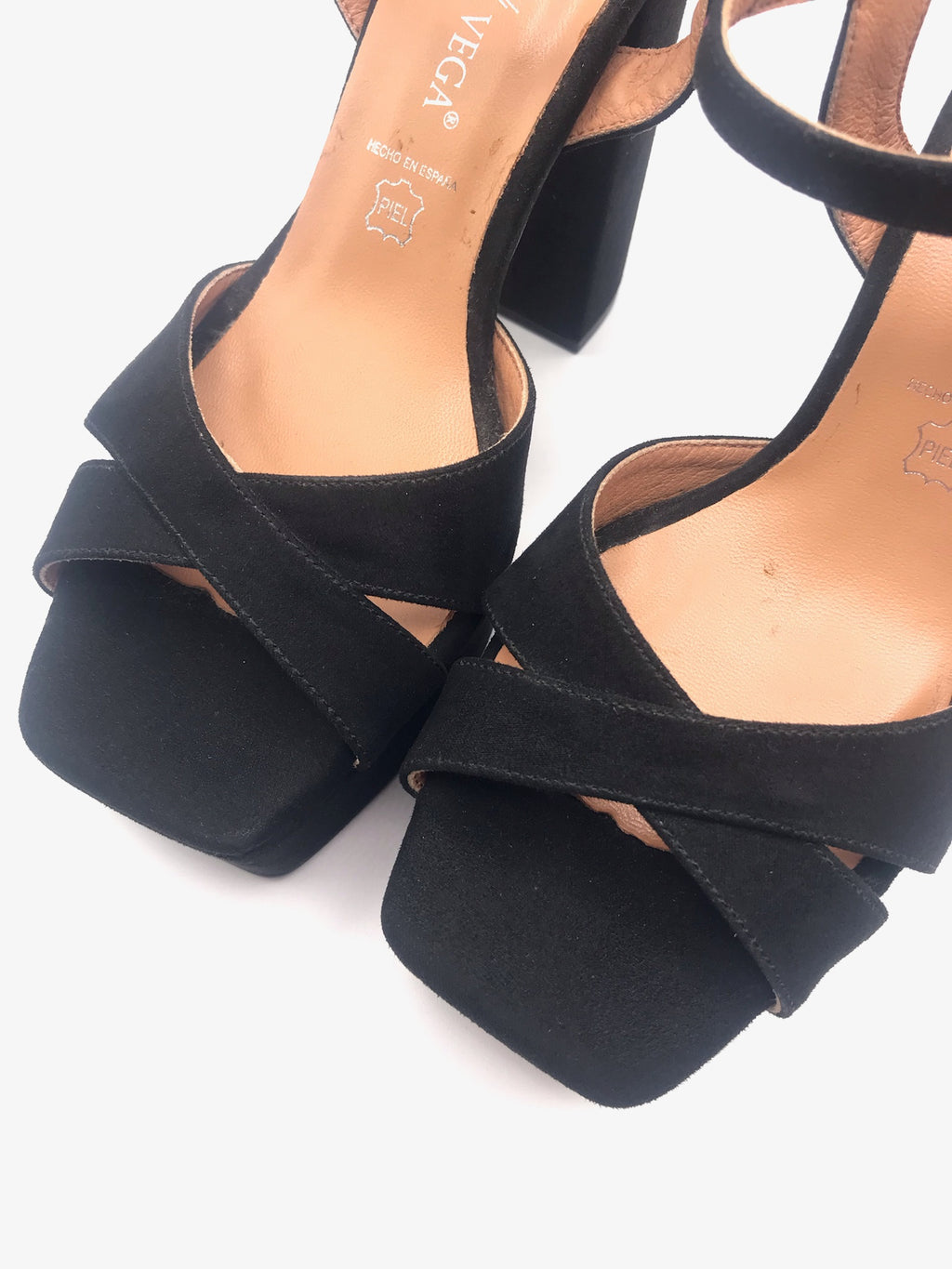 Sandálias de Salto Alto Daniela Vega em Camurça Preta com Plataforma e Tira no Tornozelo; Sapatos de Festa e Cerimónia Elegantes em Pele de Alta Qualidade