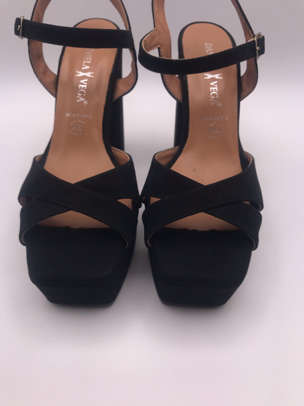 Sandálias de Salto Alto Daniela Vega em Camurça Preta com Plataforma e Tira no Tornozelo; Sapatos de Festa e Cerimónia Elegantes em Pele de Alta Qualidade
