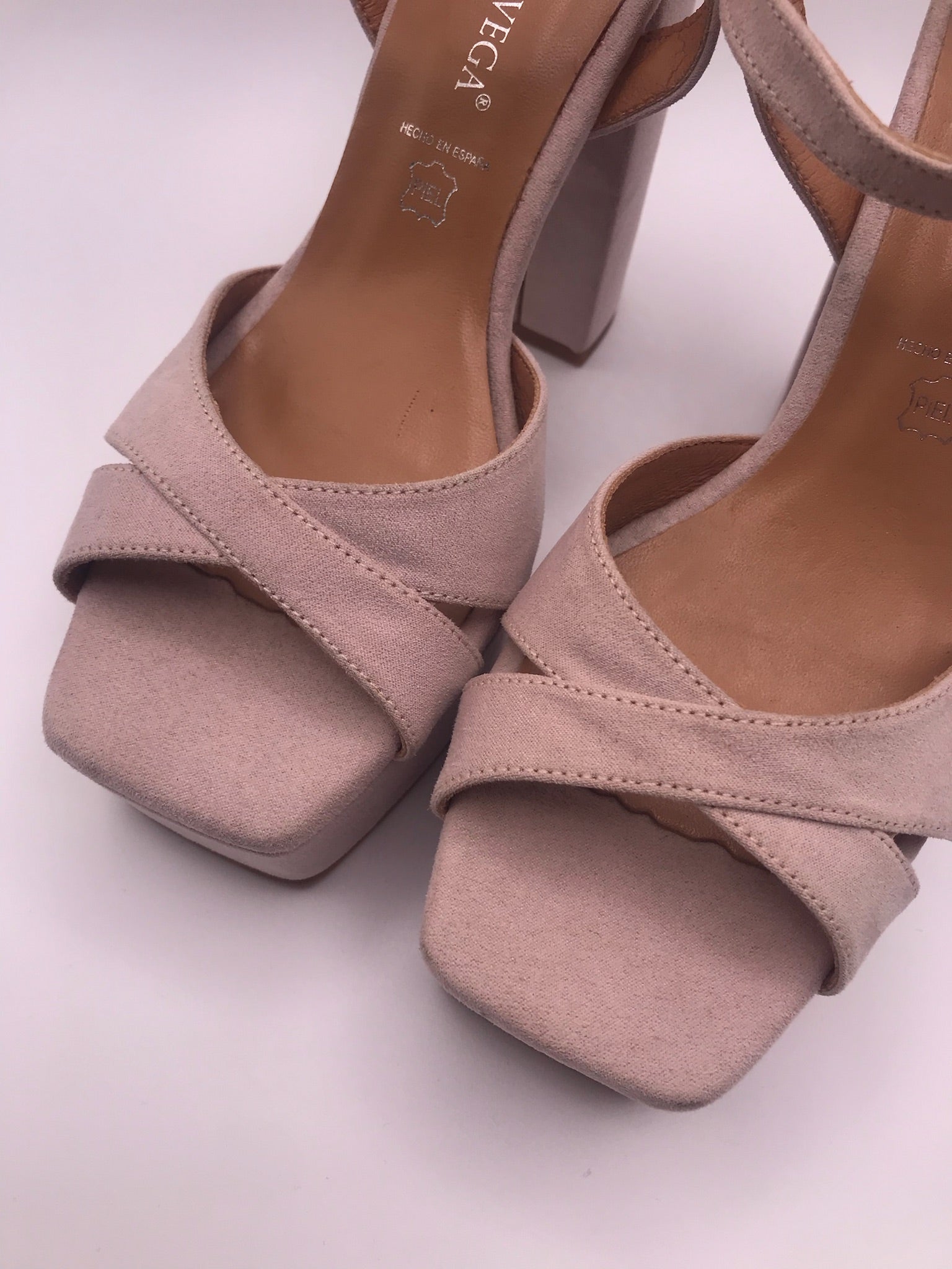 Sandálias de Salto Alto Daniela Vega em Camurça Rosa Nude com Plataforma e Tira no Tornozelo; Sapatos de Festa e Cerimónia Elegantes em Pele de Alta Qualidade