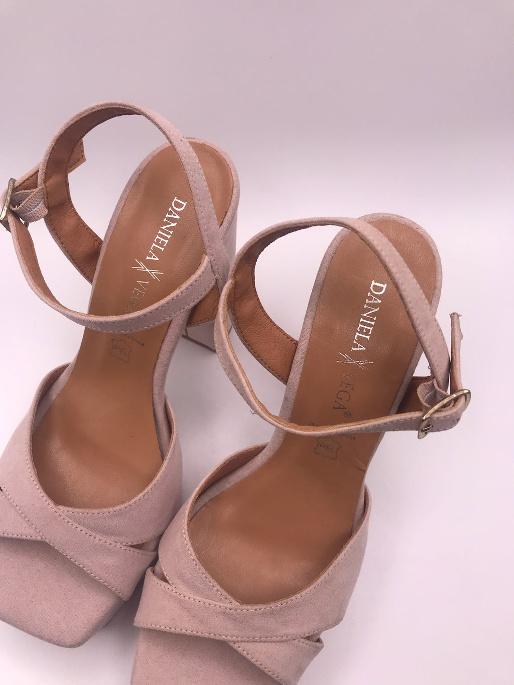 Sandálias de Salto Alto Daniela Vega em Camurça Rosa Nude com Plataforma e Tira no Tornozelo; Sapatos de Festa e Cerimónia Elegantes em Pele de Alta Qualidade