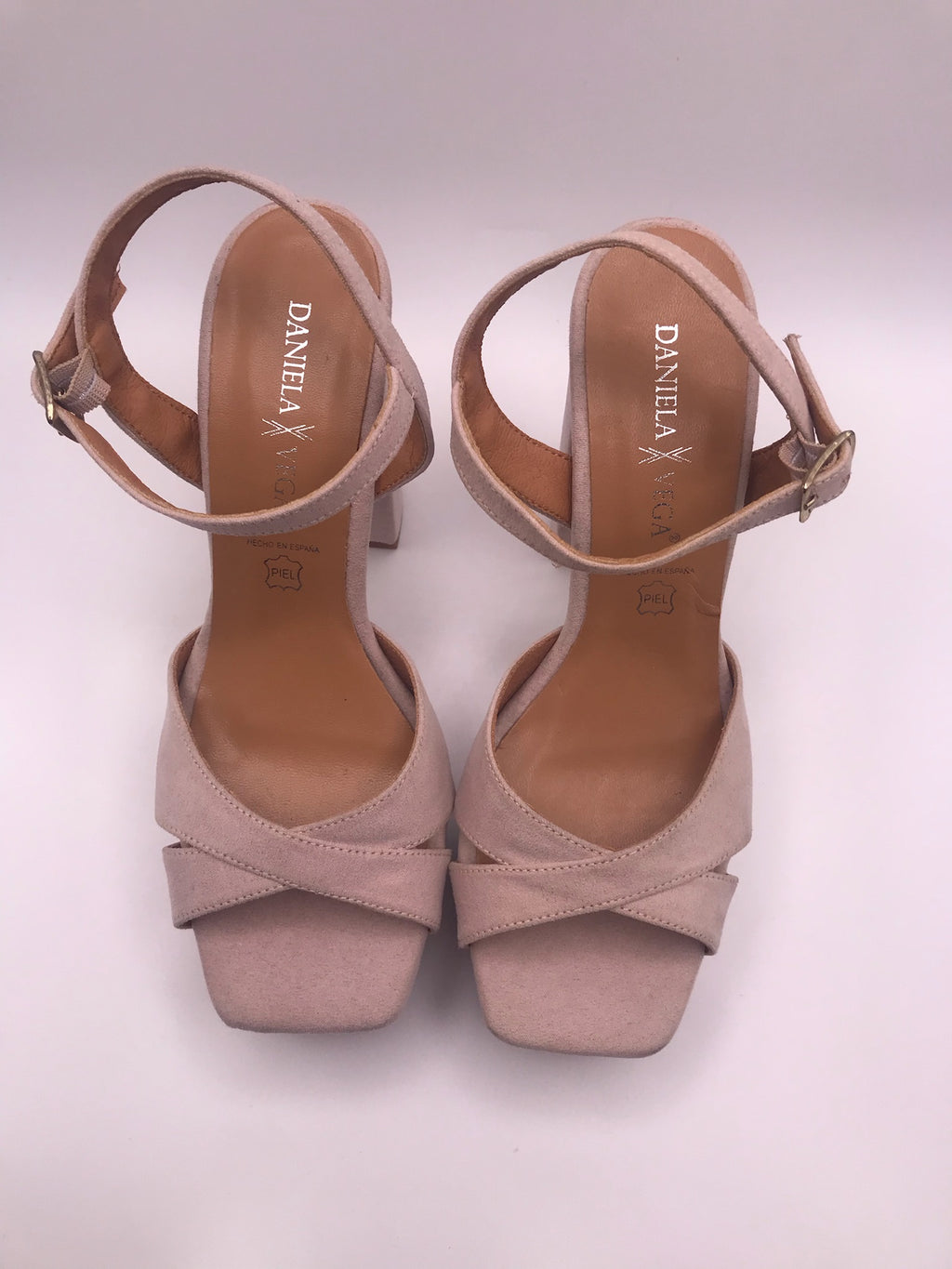 Sandálias de Salto Alto Daniela Vega em Camurça Rosa Nude com Plataforma e Tira no Tornozelo; Sapatos de Festa e Cerimónia Elegantes em Pele de Alta Qualidade