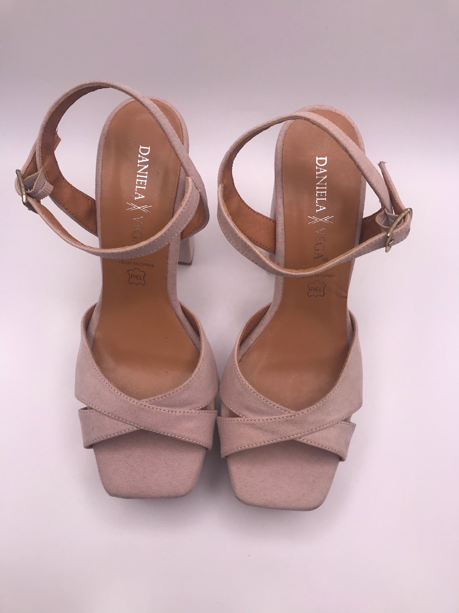 Sandálias de Salto Alto Daniela Vega em Camurça Rosa Nude com Plataforma e Tira no Tornozelo; Sapatos de Festa e Cerimónia Elegantes em Pele de Alta Qualidade