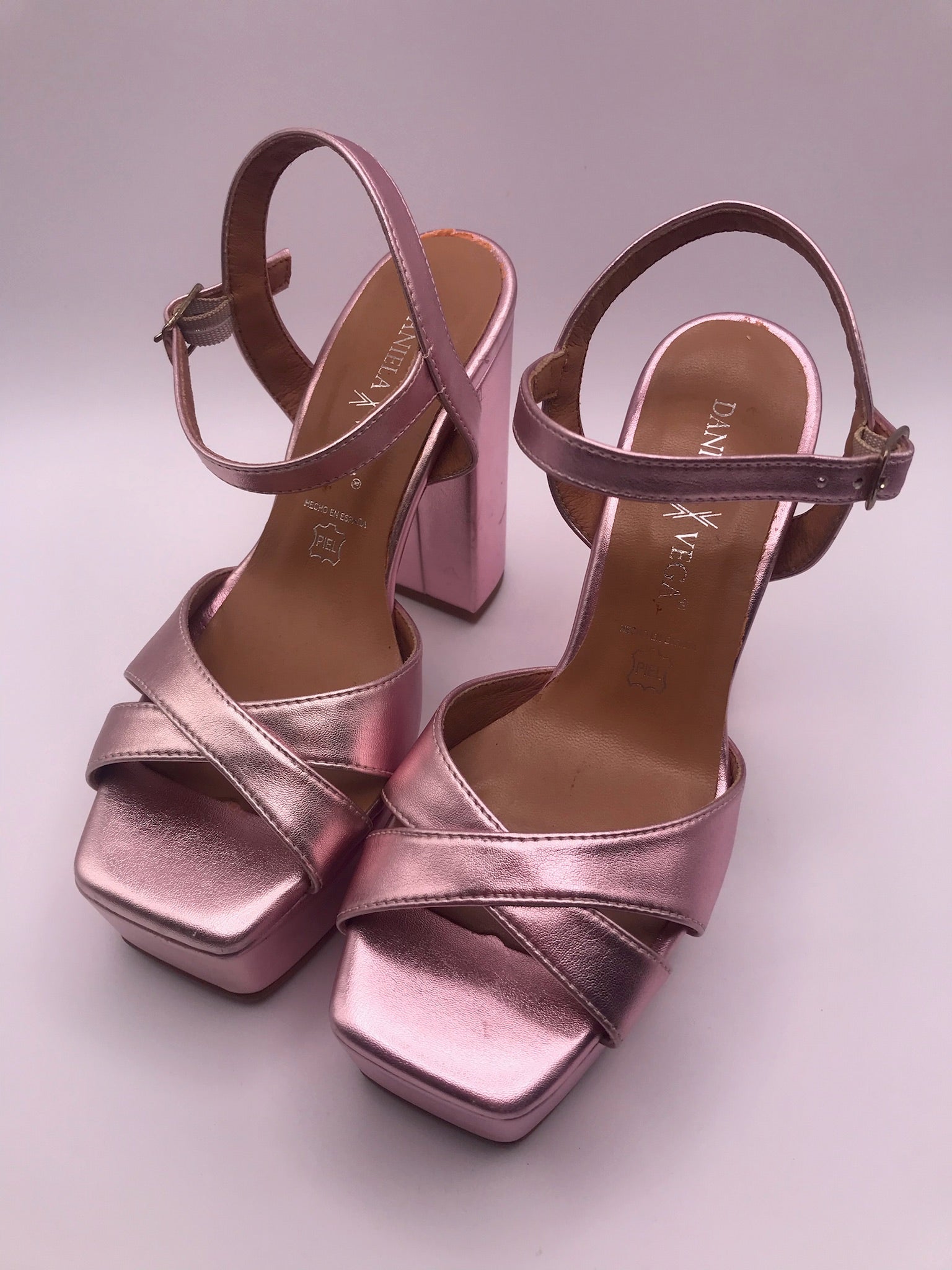 Sandálias de Salto Alto Daniela Vega Rosa Metalizado com Plataforma e Tira no Tornozelo; Sapatos de Festa e Cerimónia Elegantes em Pele de Alta Qualidade