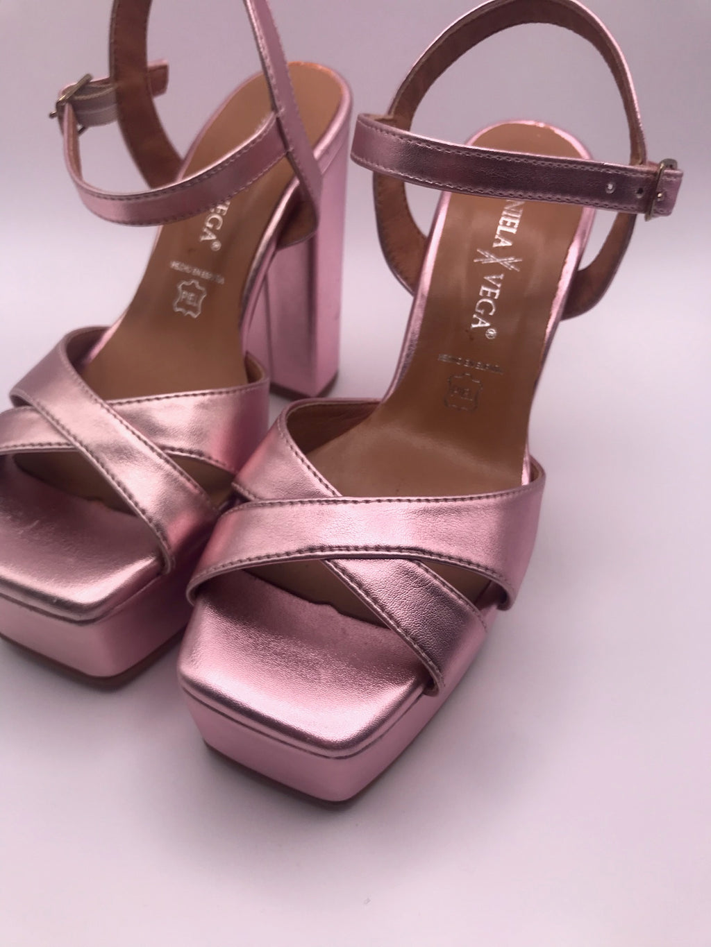 Sandálias de Salto Alto Daniela Vega Rosa Metalizado com Plataforma e Tira no Tornozelo; Sapatos de Festa e Cerimónia Elegantes em Pele de Alta Qualidade